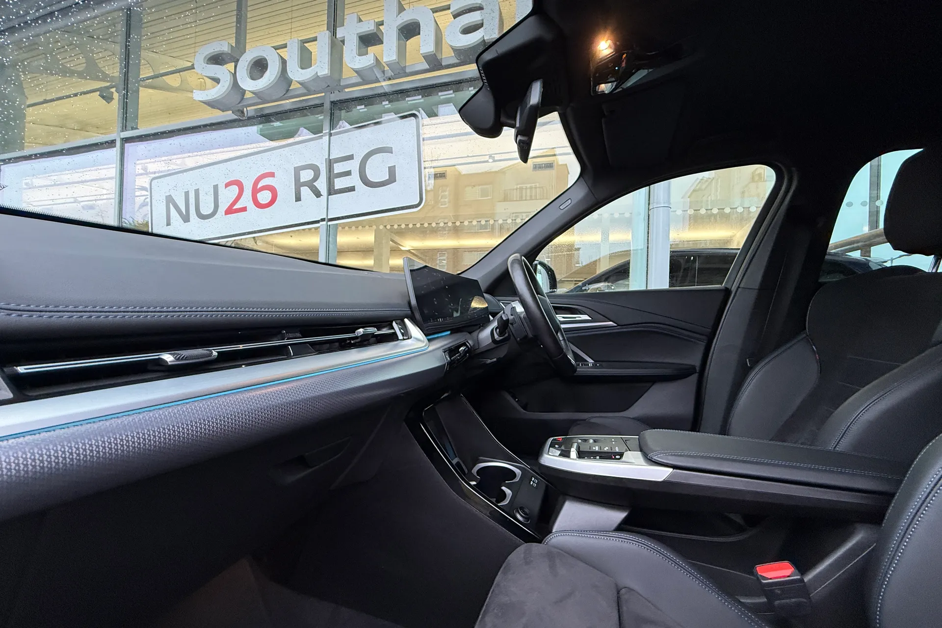 BMW iX1 thumbnail image number 4