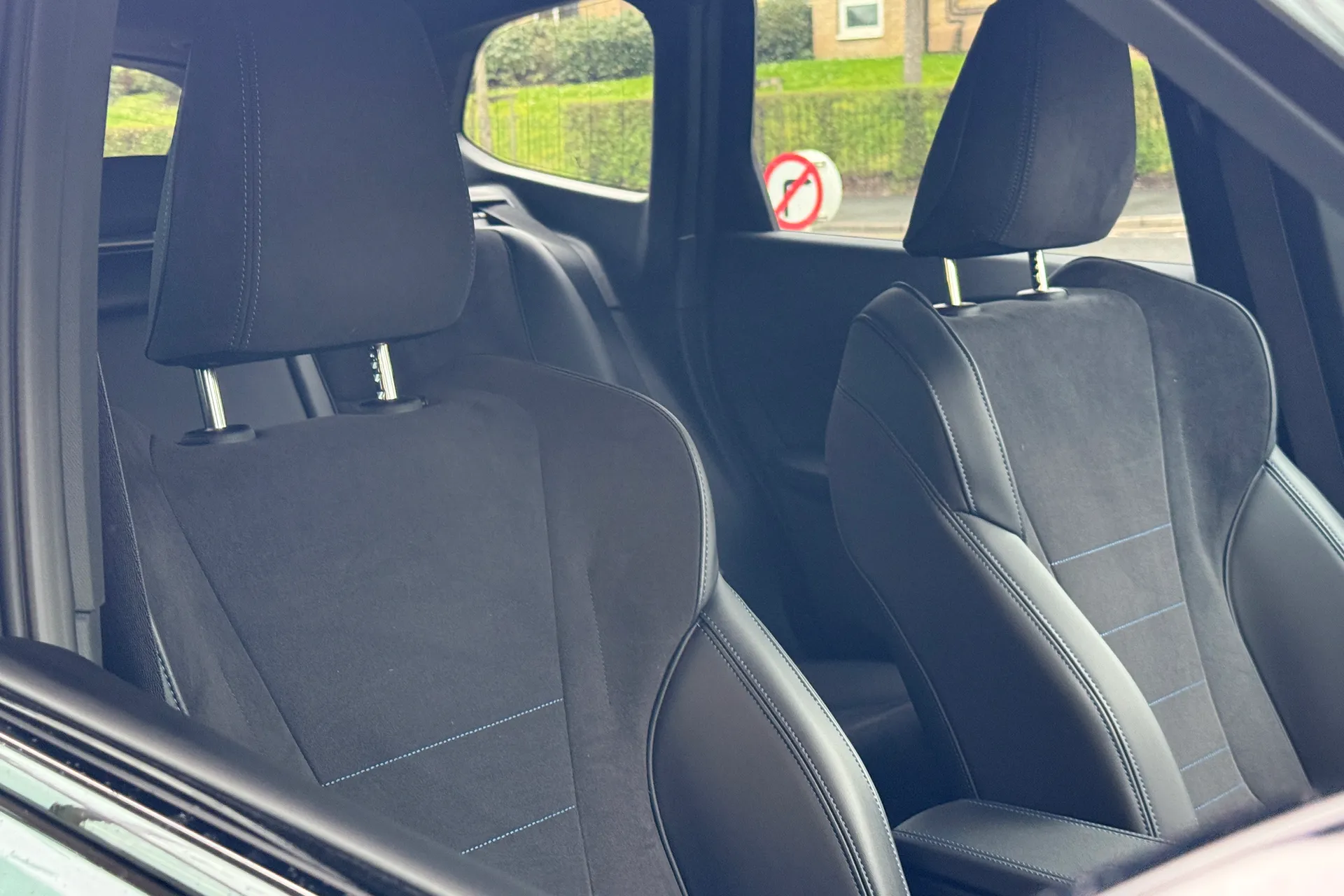 BMW iX1 thumbnail image number 30