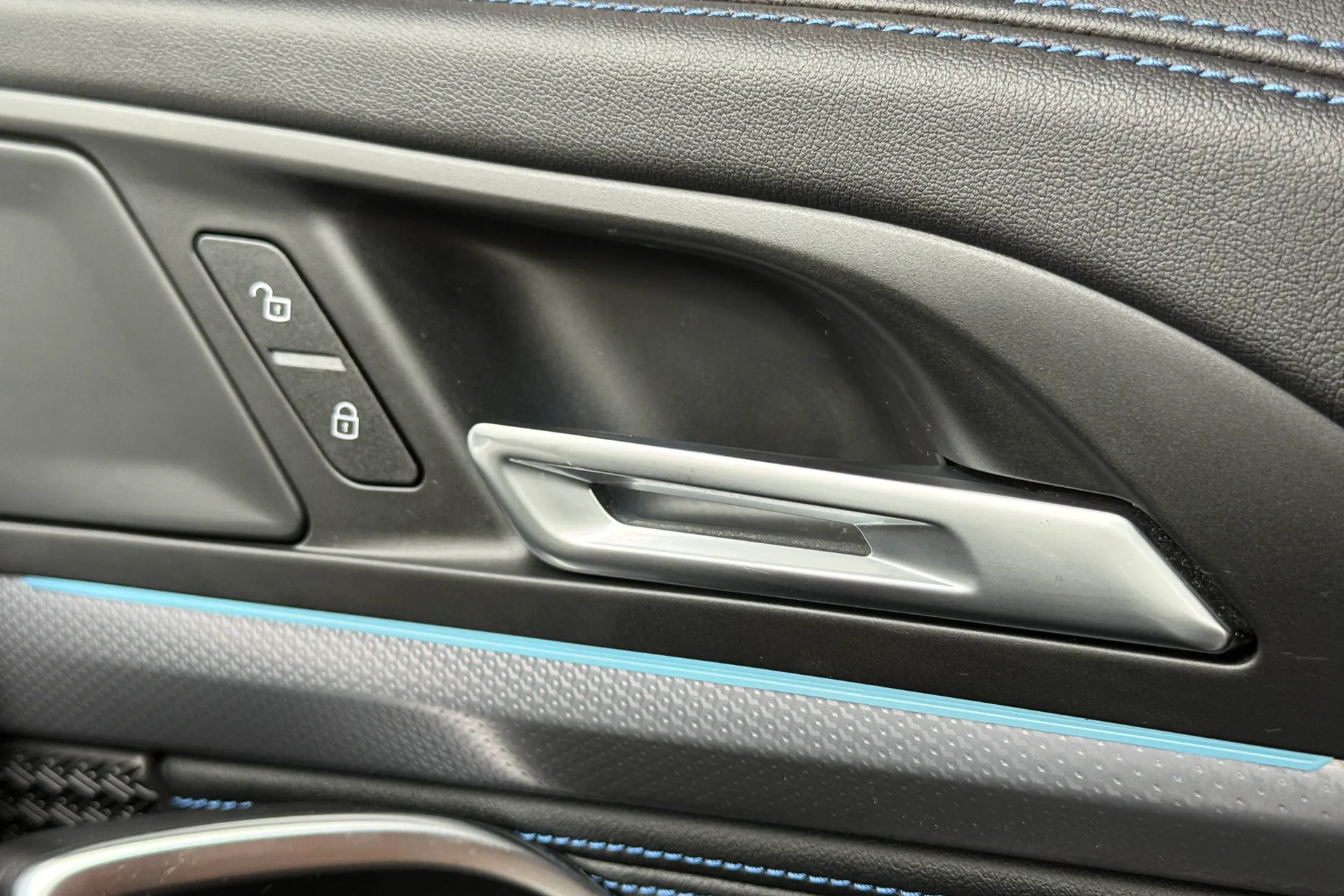 BMW iX1 thumbnail image number 26