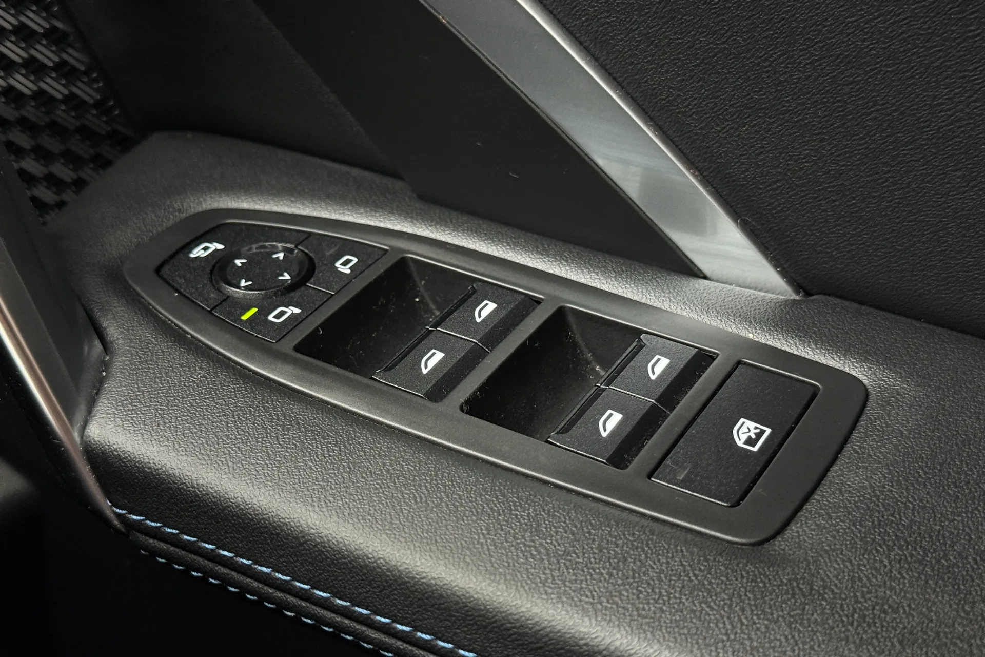 BMW iX1 thumbnail image number 25