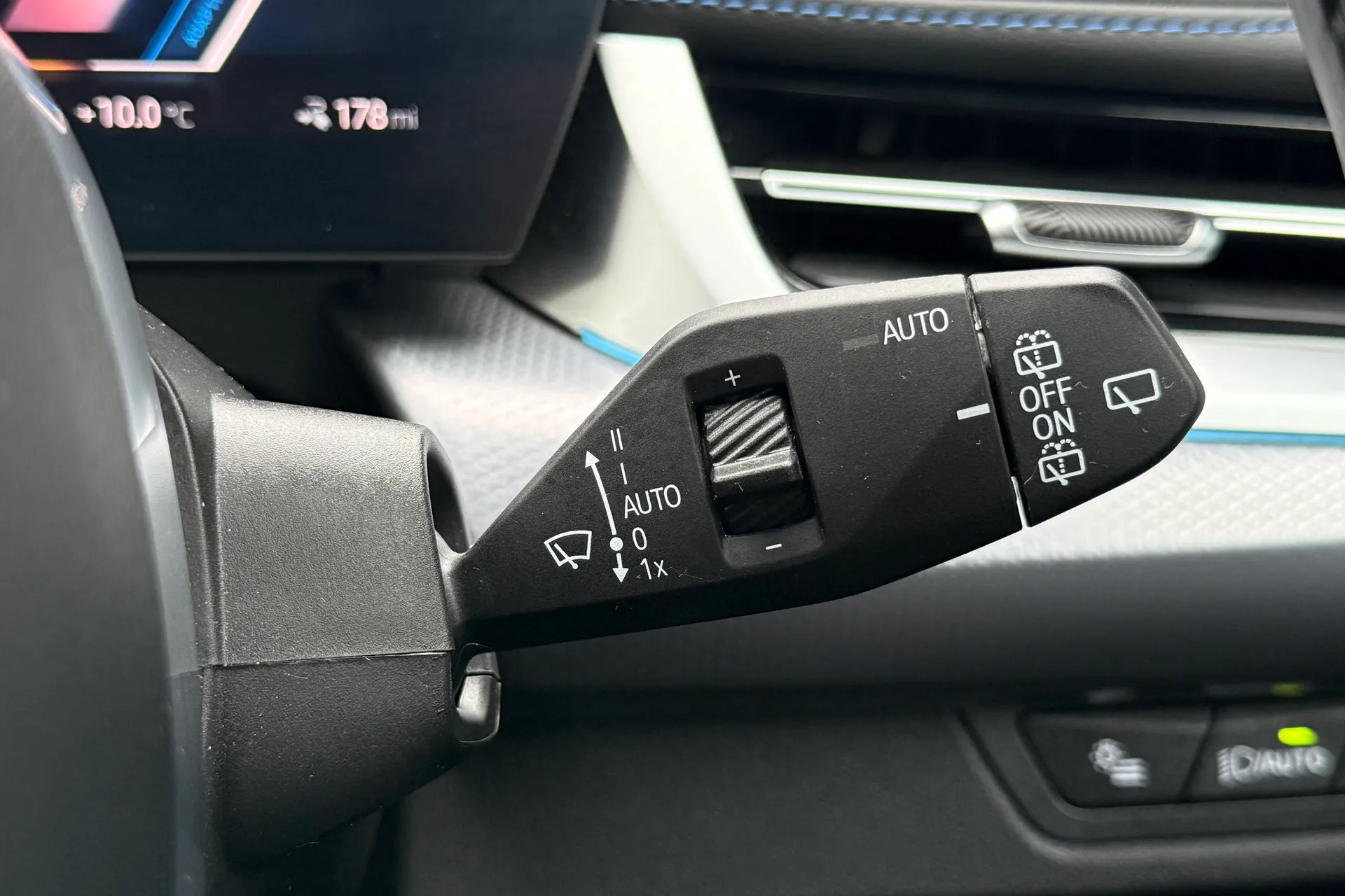 BMW iX1 thumbnail image number 13