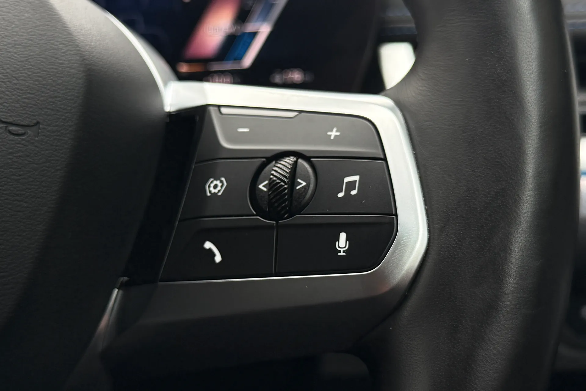 BMW iX1 thumbnail image number 10