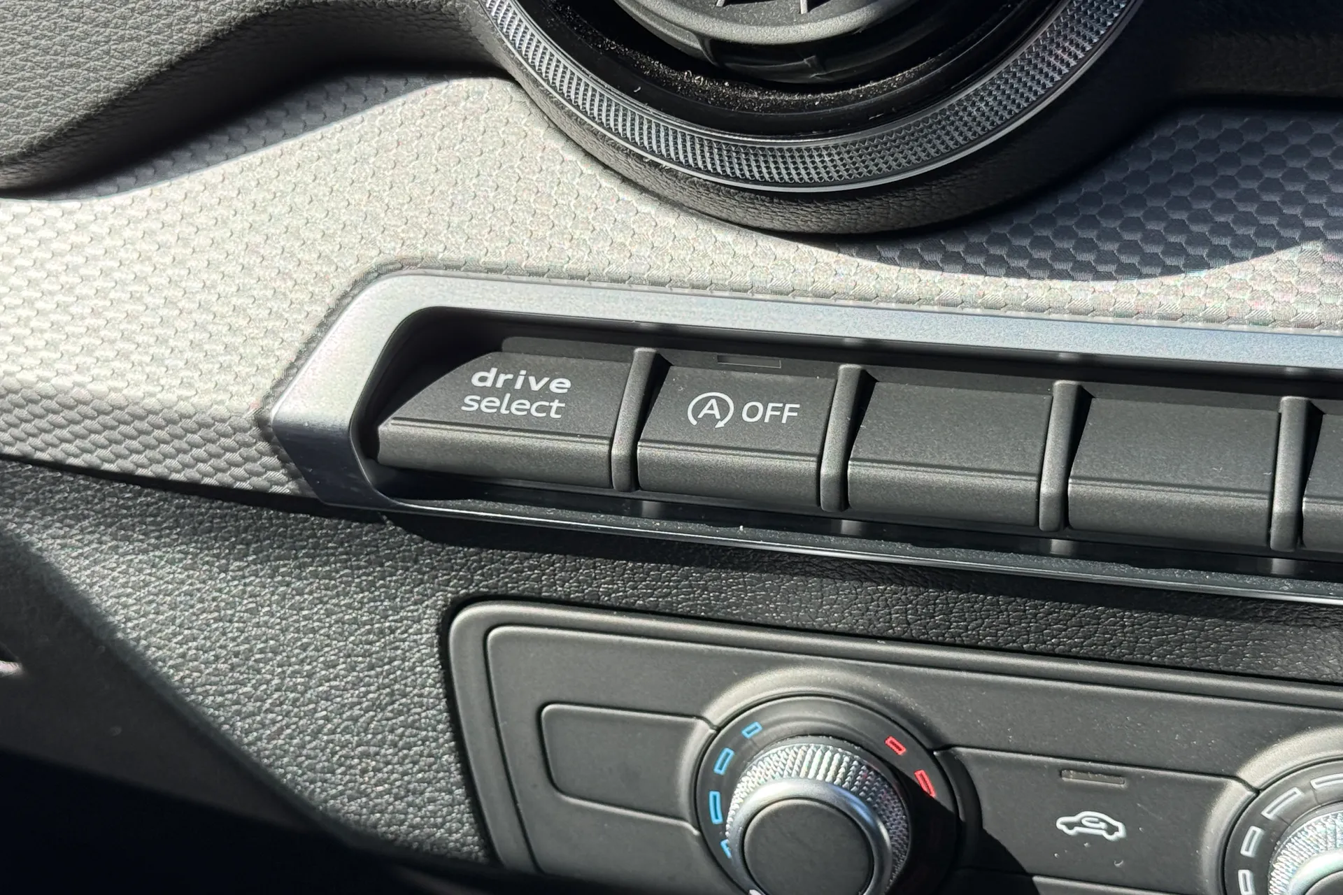 Audi Q2 thumbnail image number 28