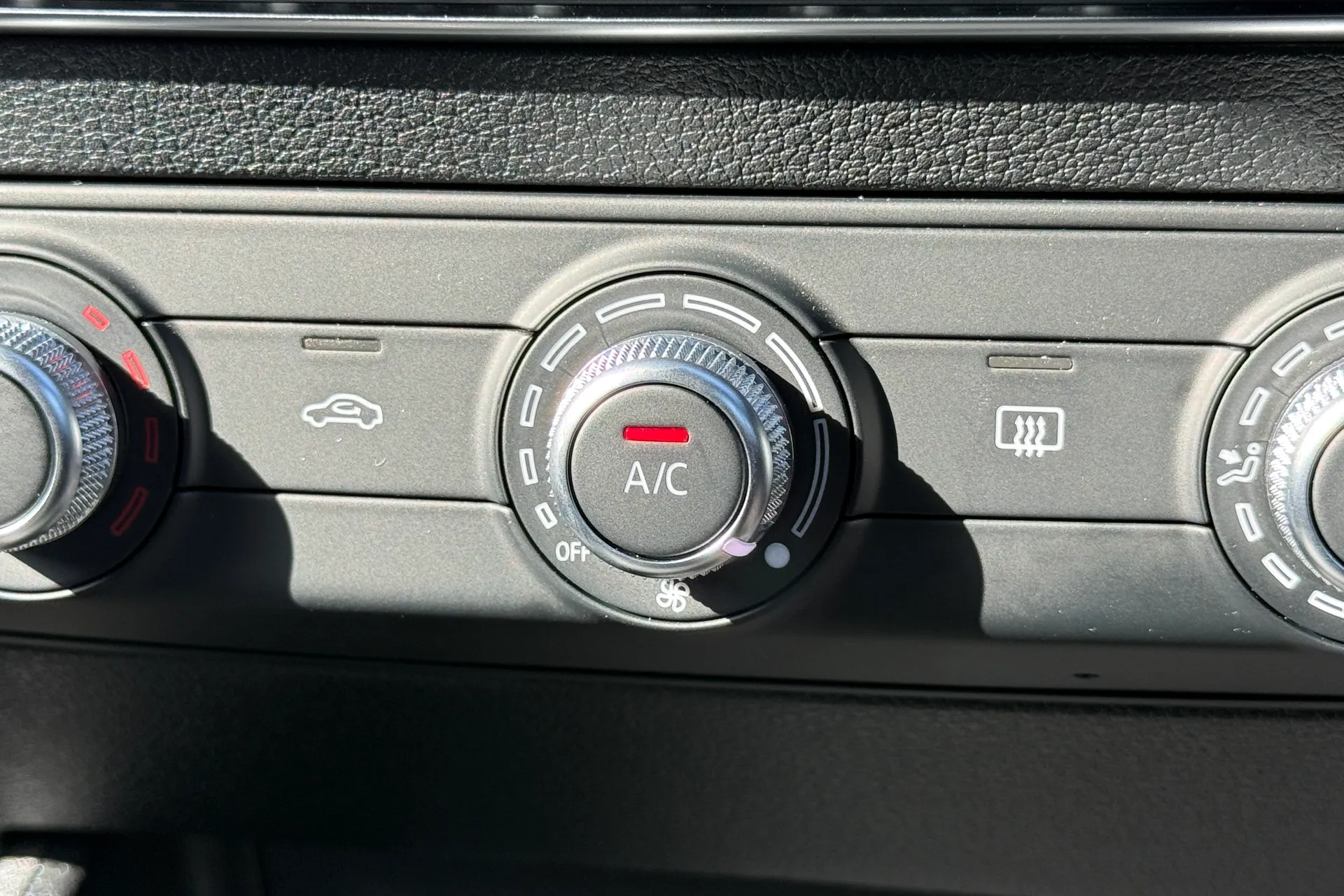 Audi Q2 thumbnail image number 32