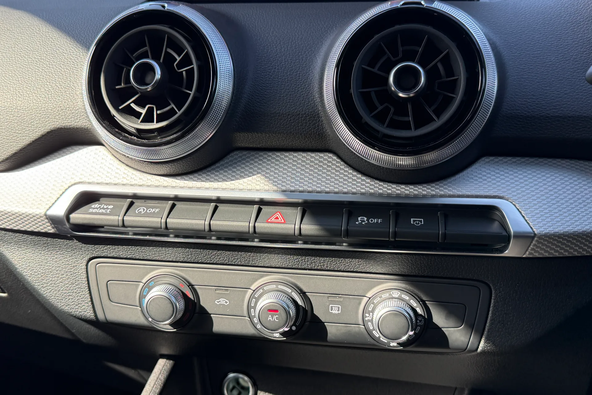 Audi Q2 thumbnail image number 27