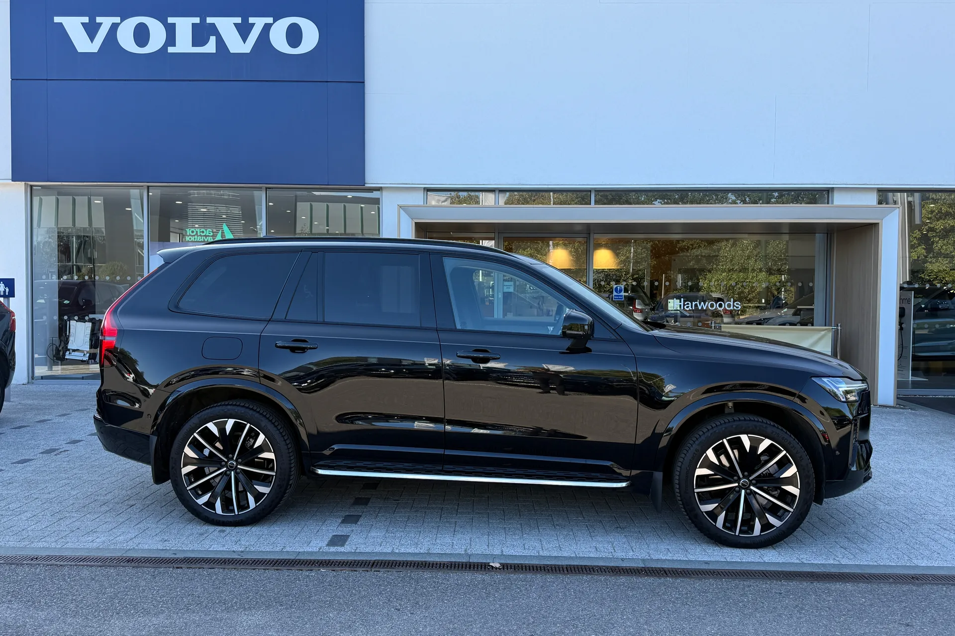 Volvo XC90 thumbnail image number 2