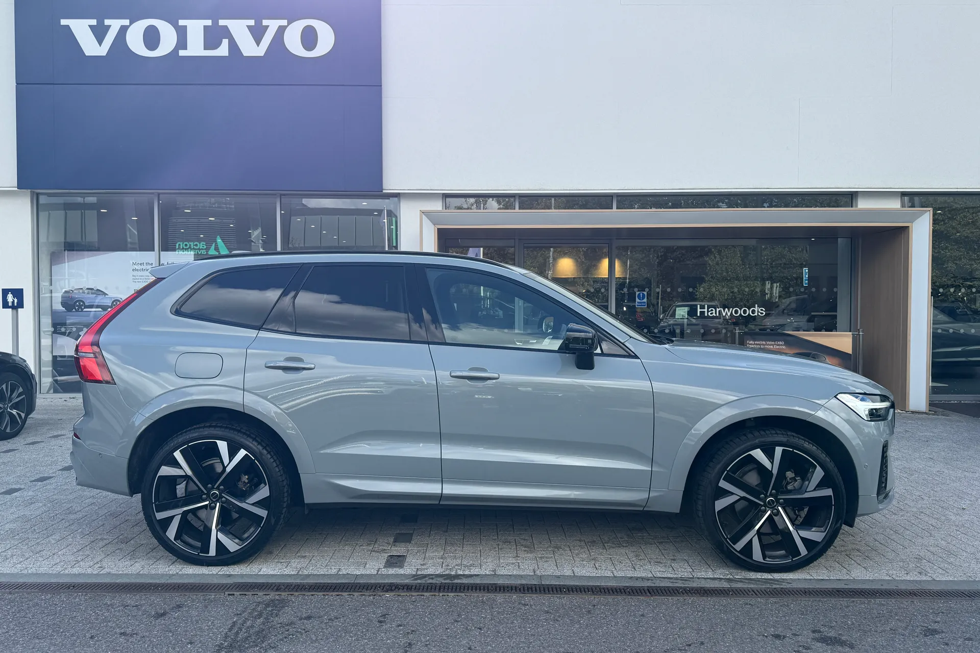 Volvo XC60 thumbnail image number 2