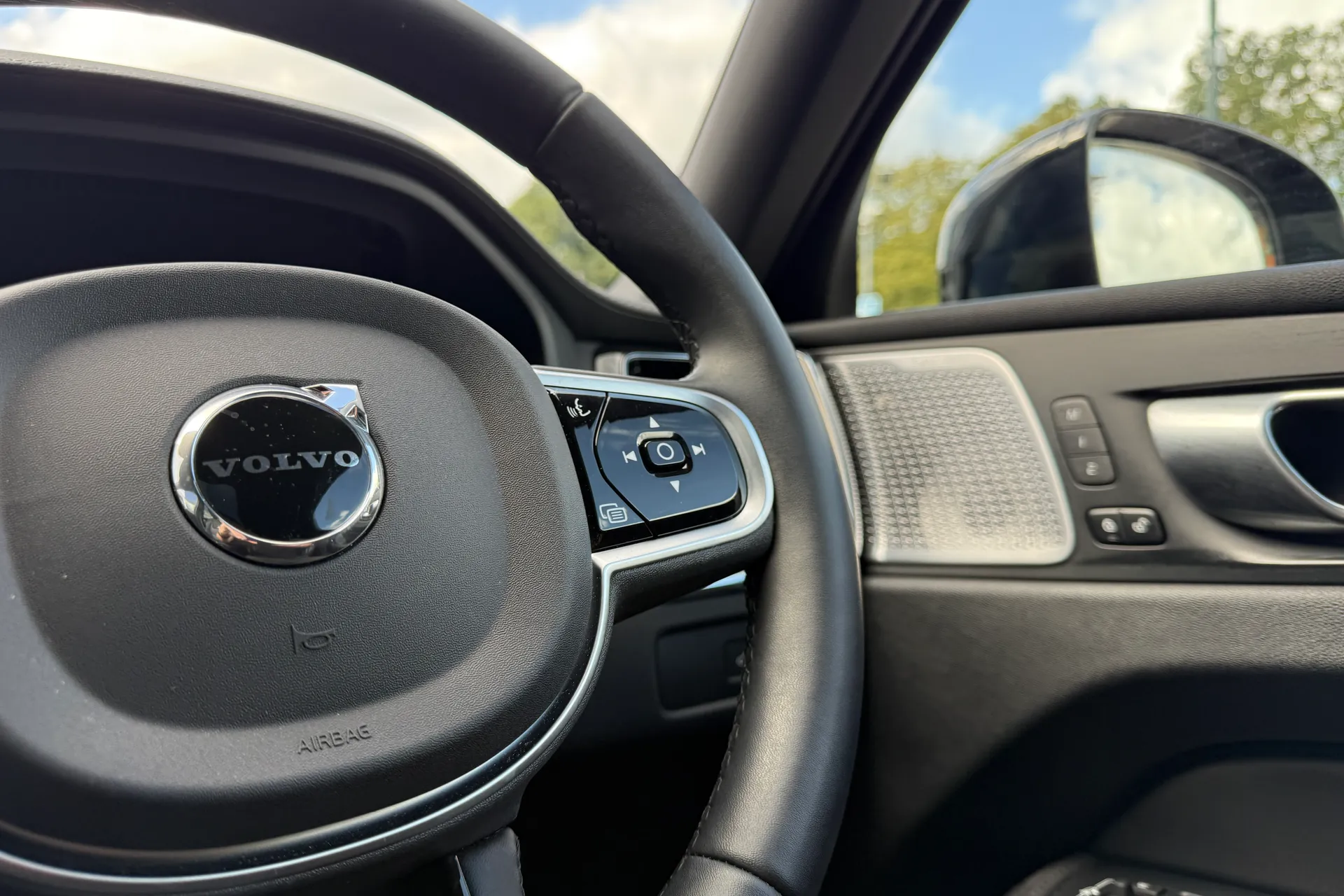 Volvo XC60 thumbnail image number 35