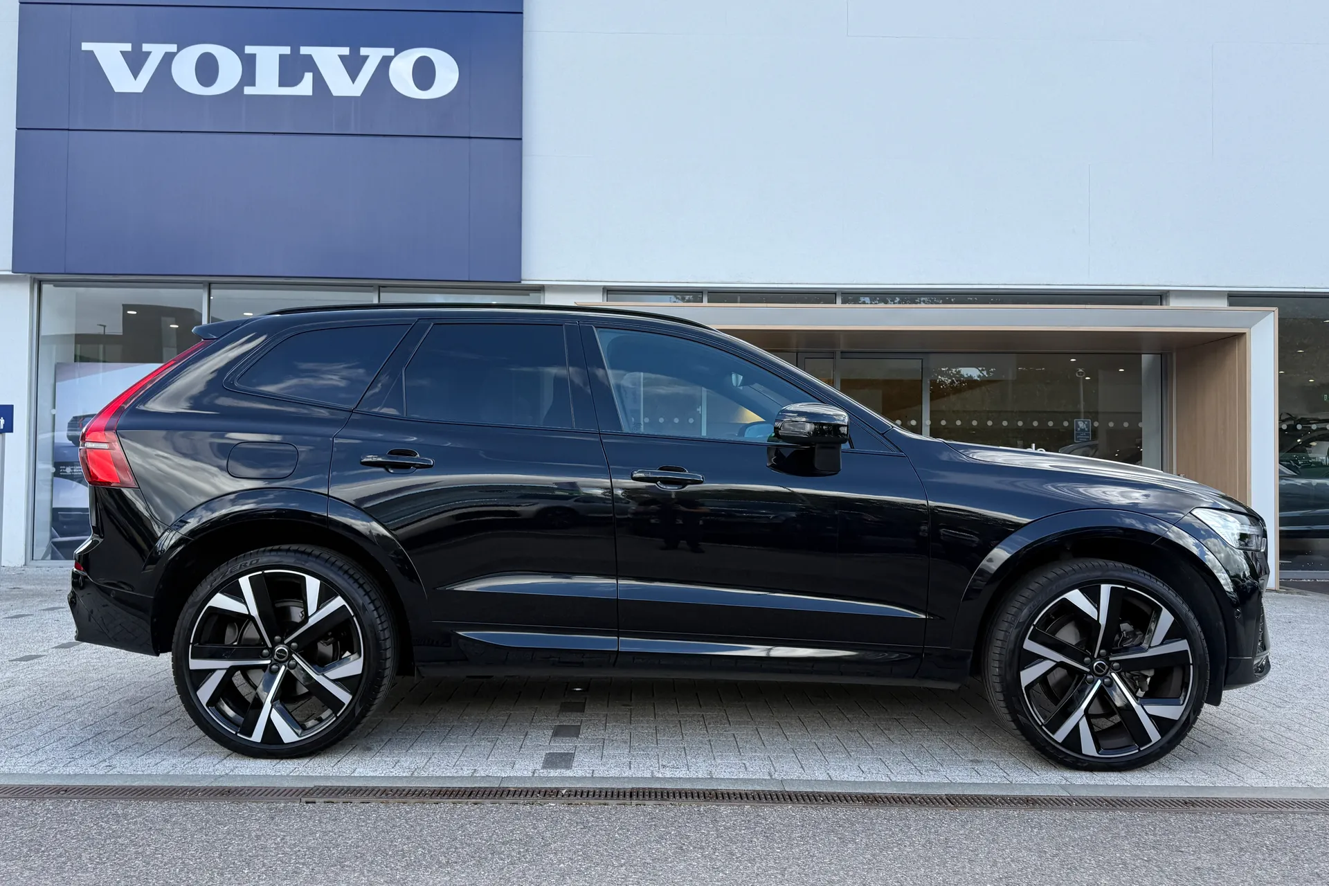 Volvo XC60 thumbnail image number 2