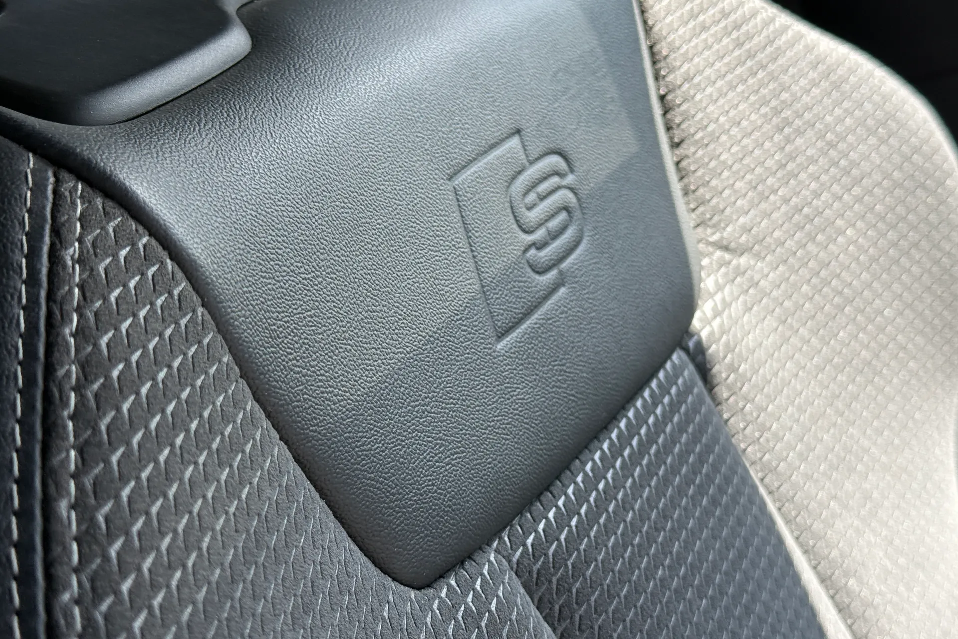 Audi A4 thumbnail image number 37