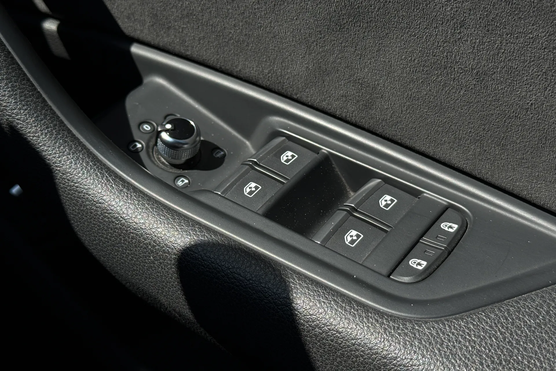 Audi A4 thumbnail image number 35