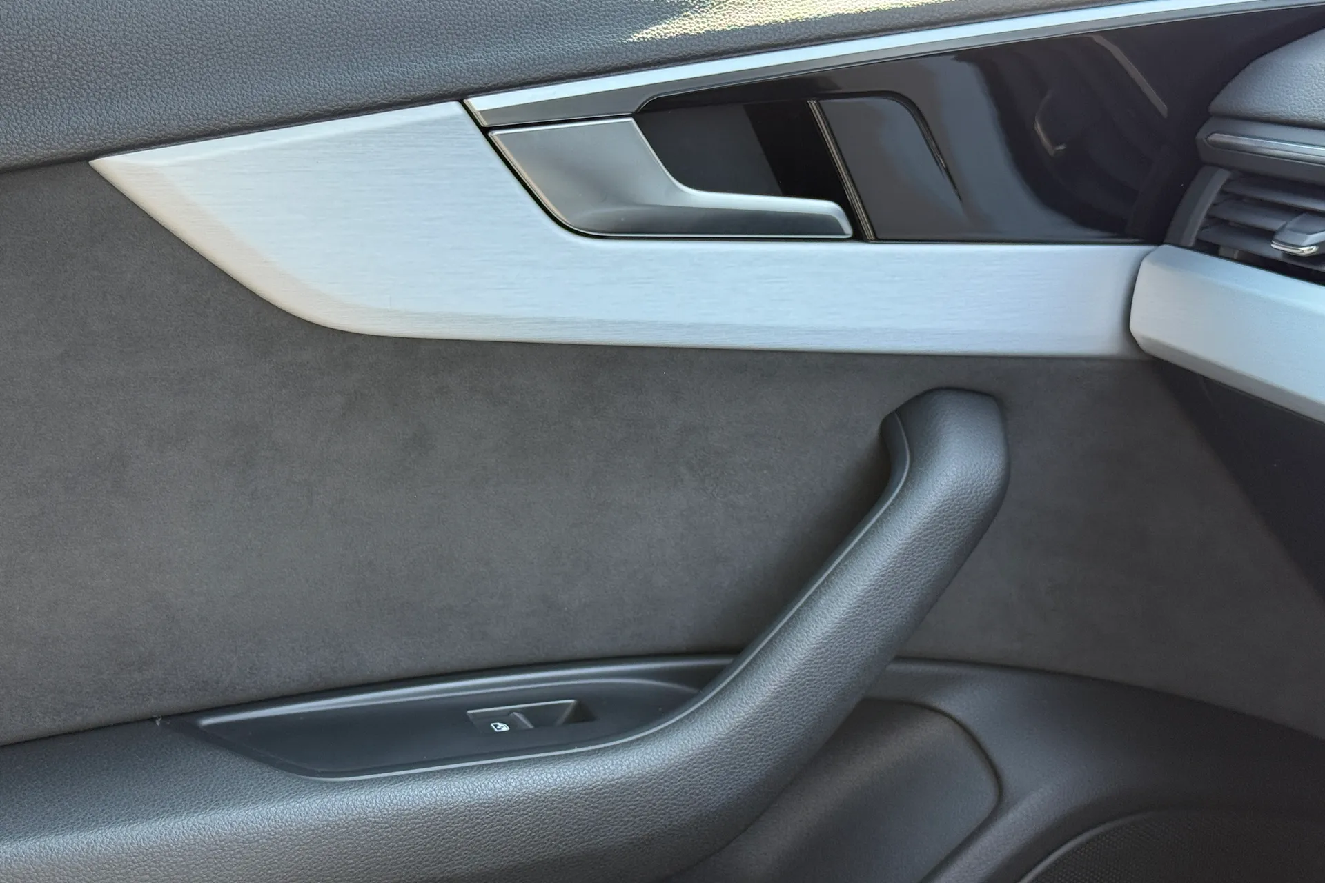 Audi A4 thumbnail image number 36