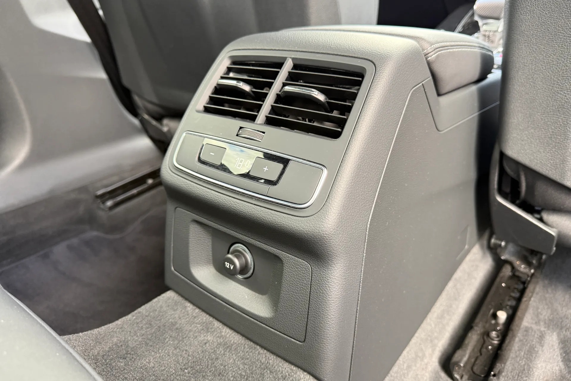 Audi A4 thumbnail image number 47