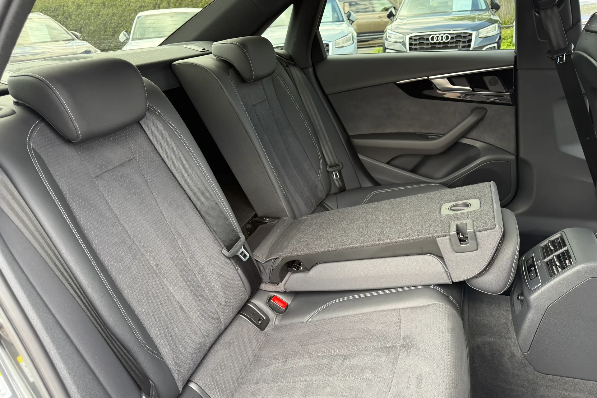 Audi A4 thumbnail image number 46