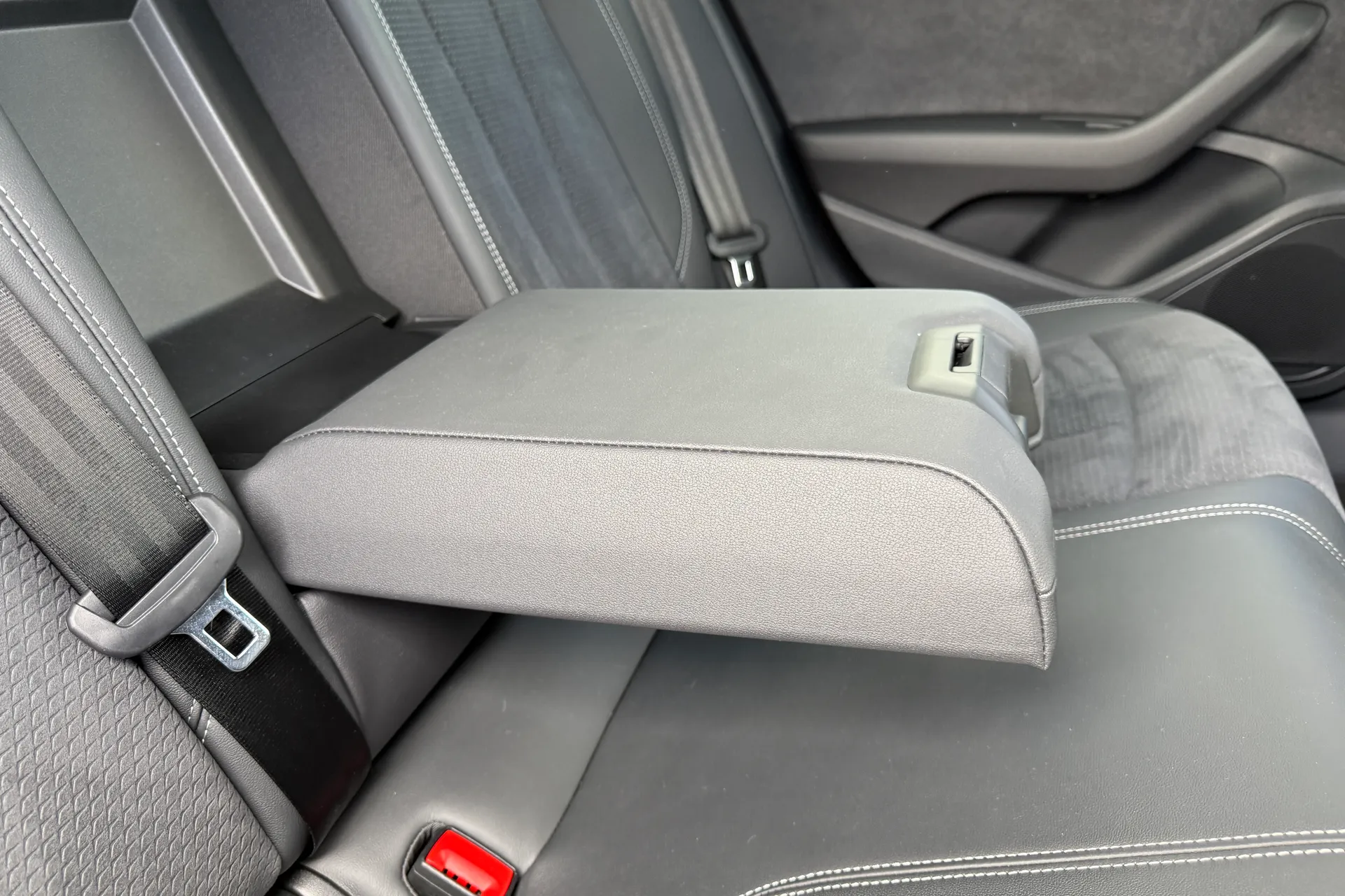 Audi A4 thumbnail image number 45