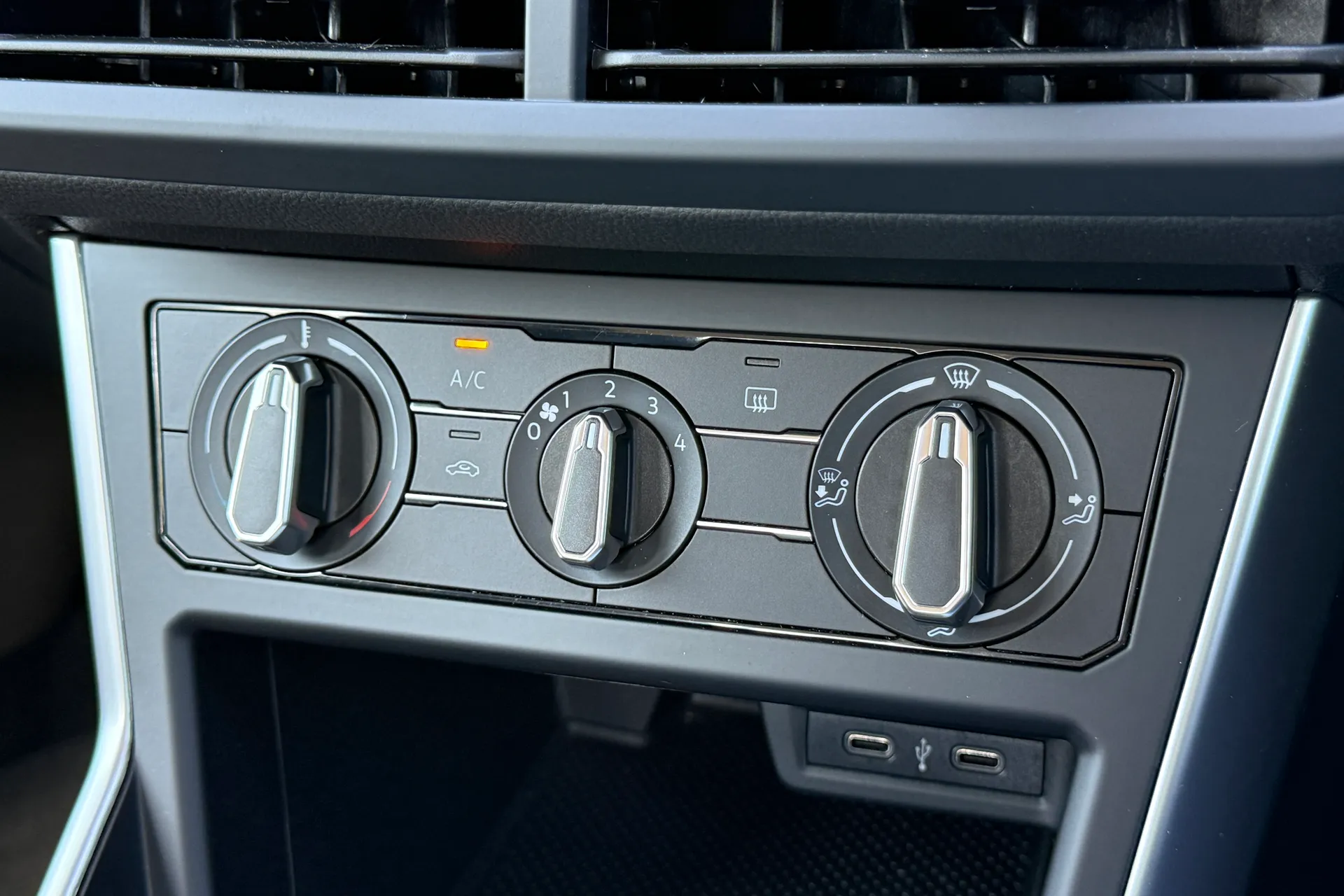 VOLKSWAGEN POLO thumbnail image number 11