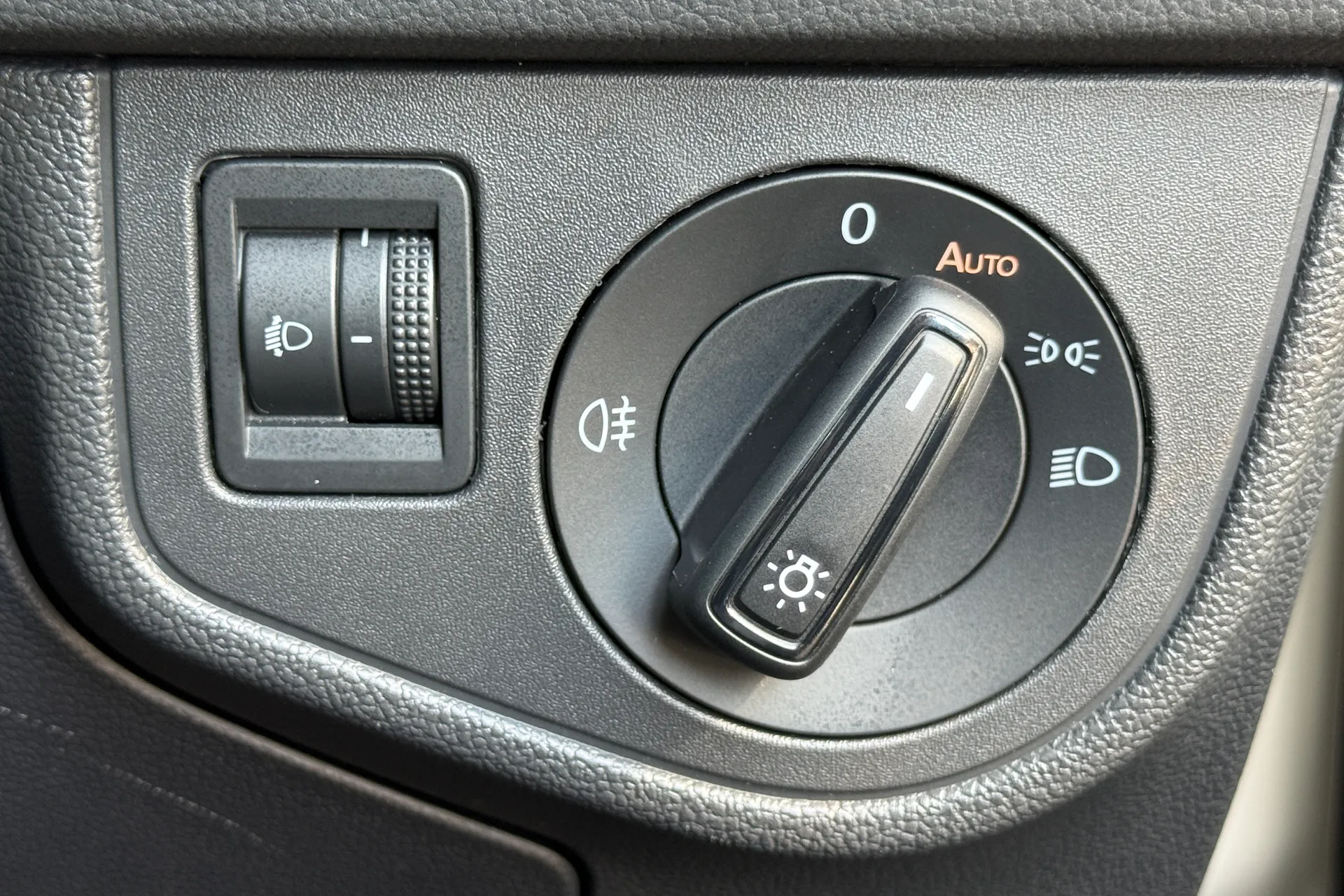 VOLKSWAGEN POLO thumbnail image number 38
