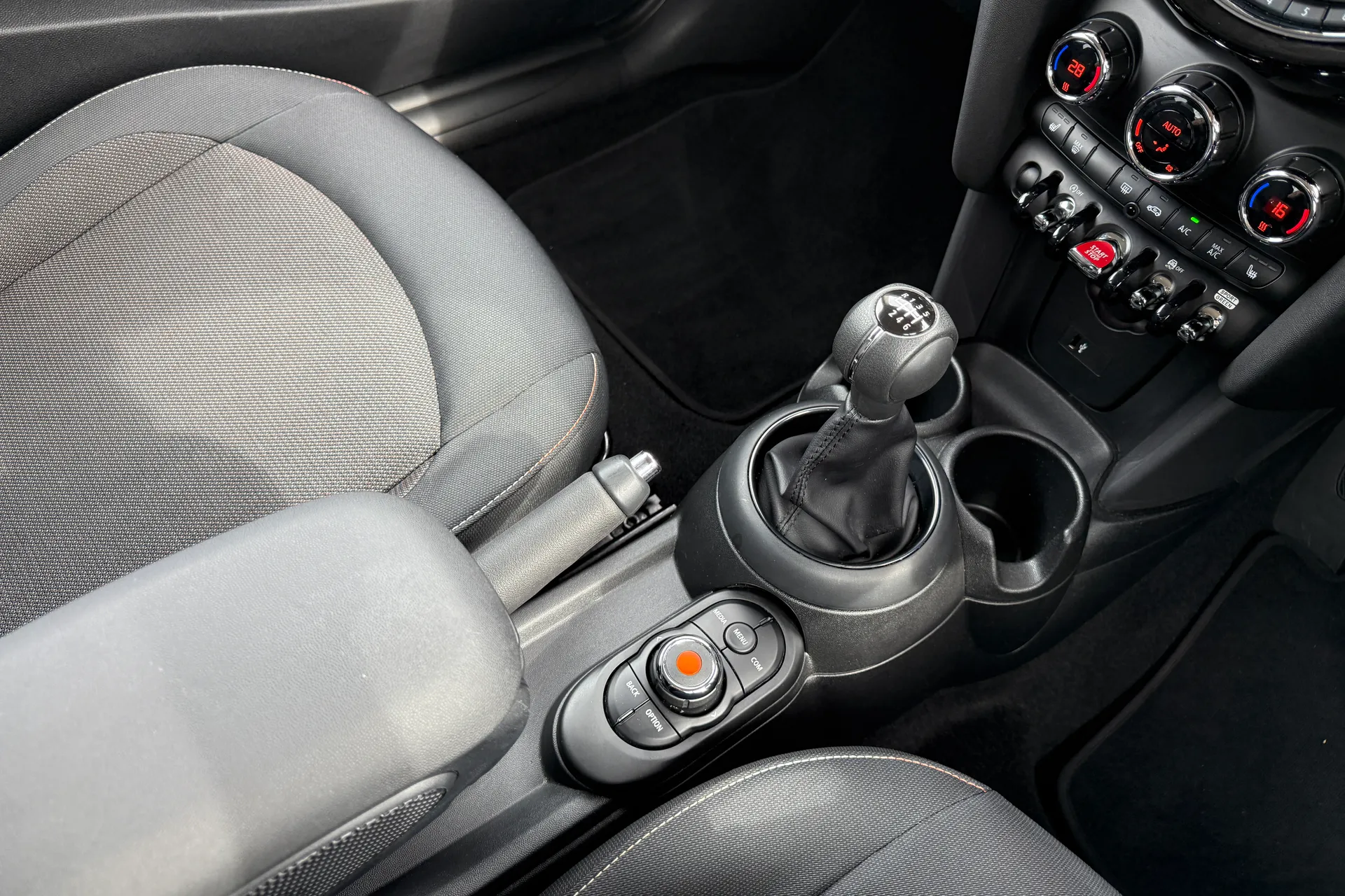 MINI HATCHBACK thumbnail image number 31