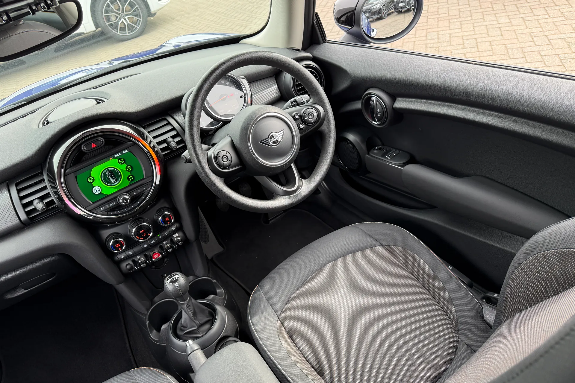 MINI HATCHBACK thumbnail image number 32