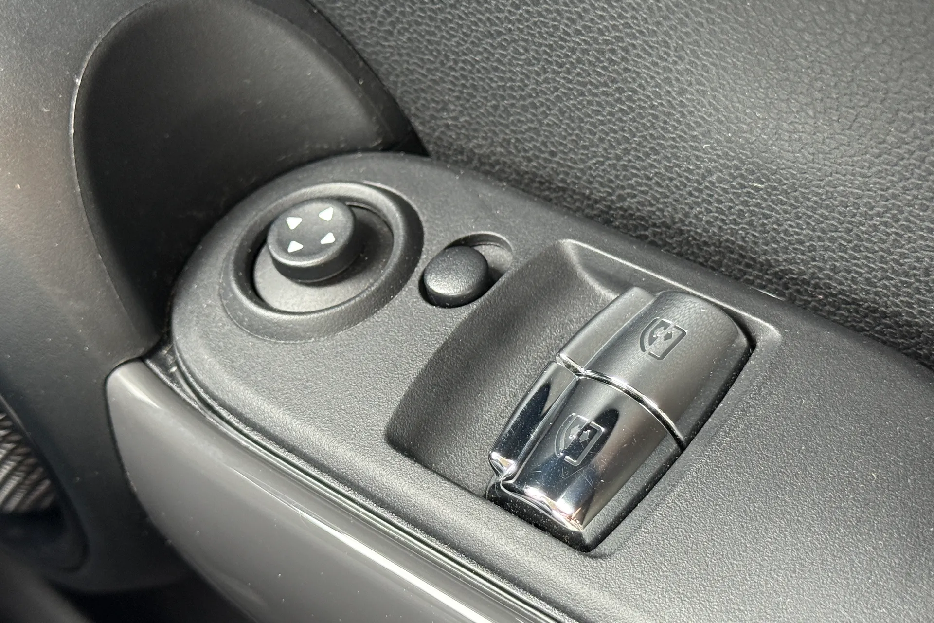 MINI HATCHBACK thumbnail image number 12
