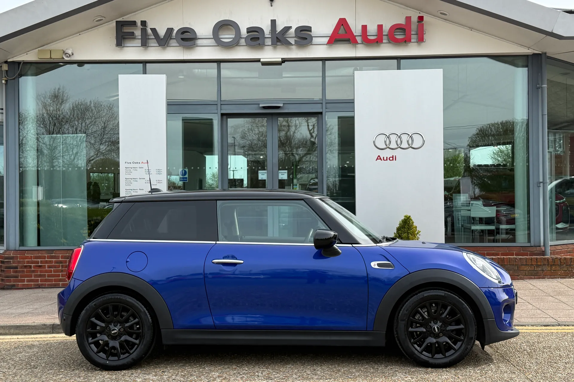 MINI HATCHBACK thumbnail image number 2