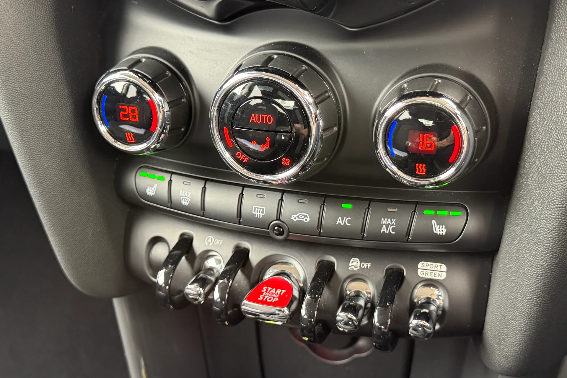 MINI HATCHBACK thumbnail image number 11