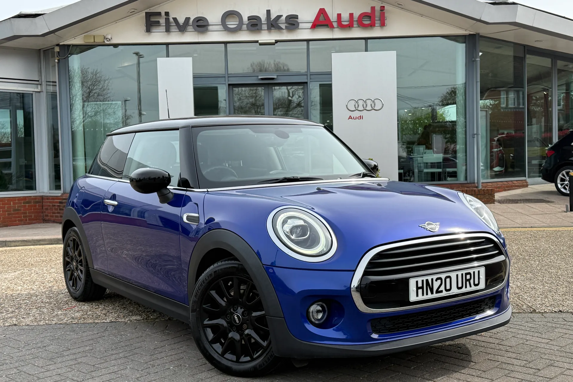 MINI HATCHBACK focused image