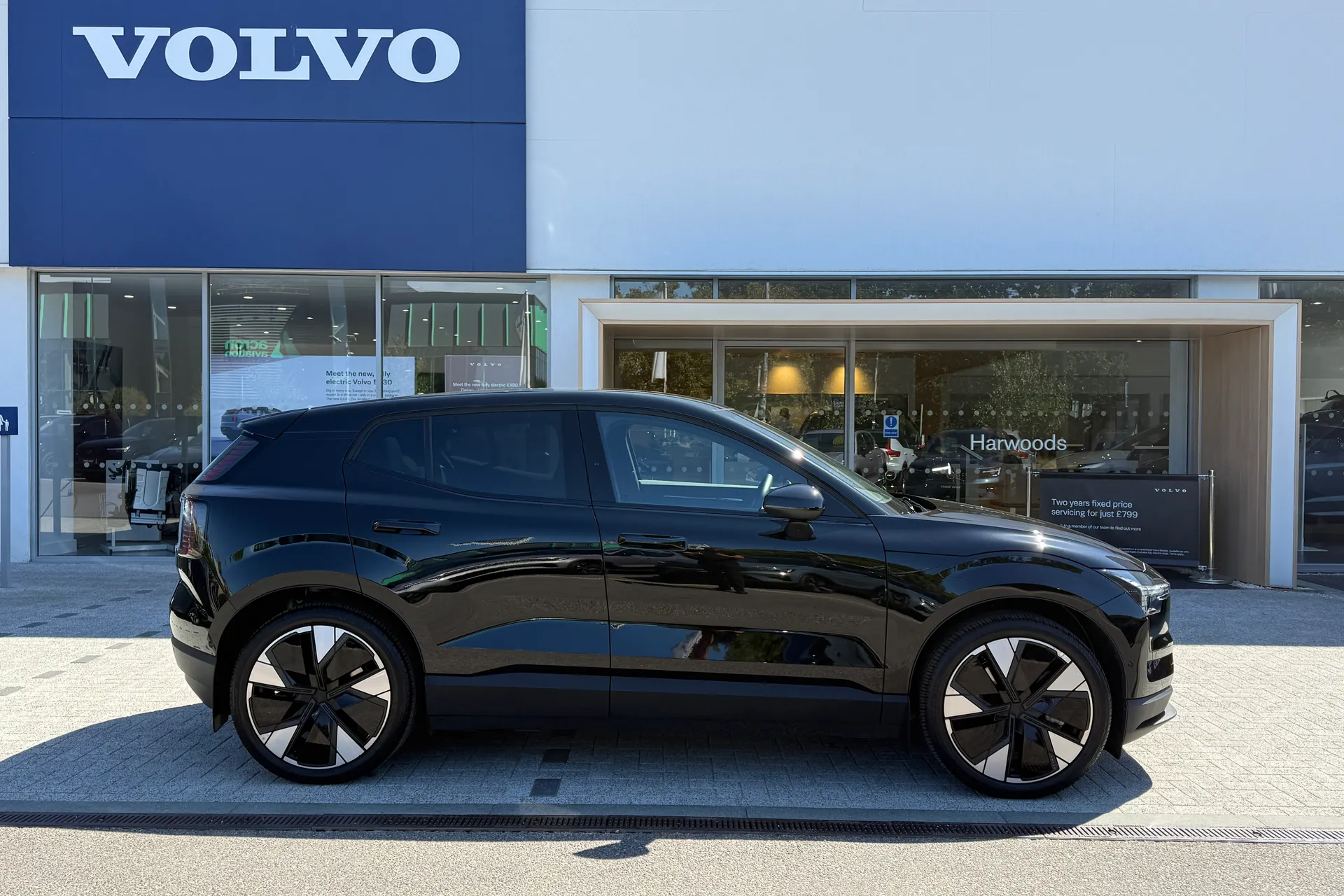 Volvo EX30 thumbnail image number 2