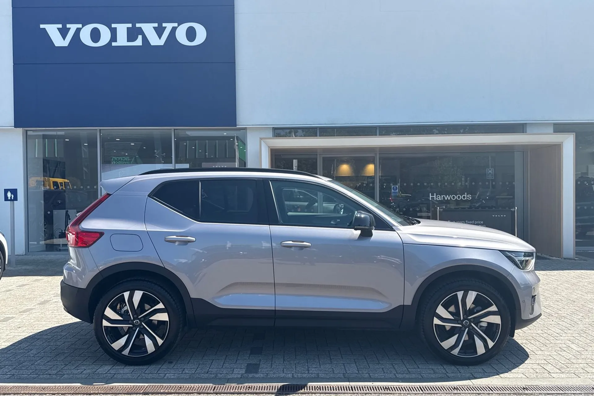 Volvo XC40 thumbnail image number 2
