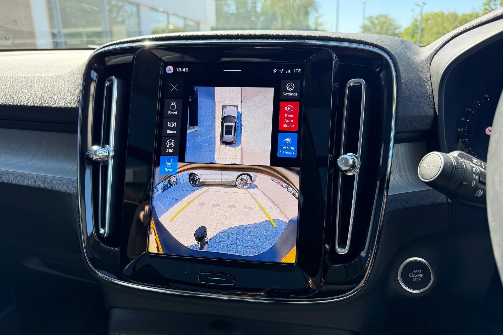 Volvo XC40 thumbnail image number 4