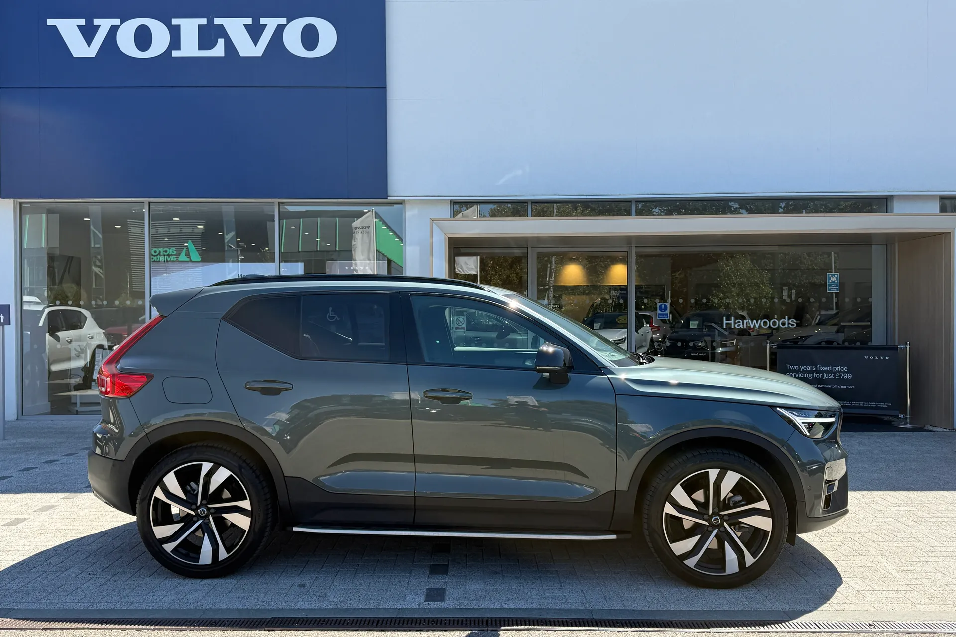 Volvo XC40 thumbnail image number 2