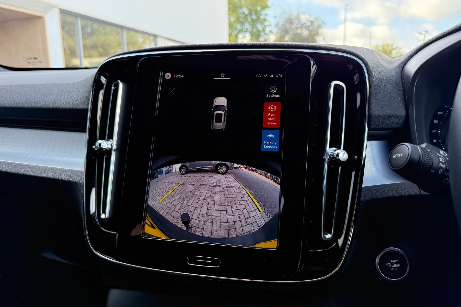 Volvo XC40 thumbnail image number 4