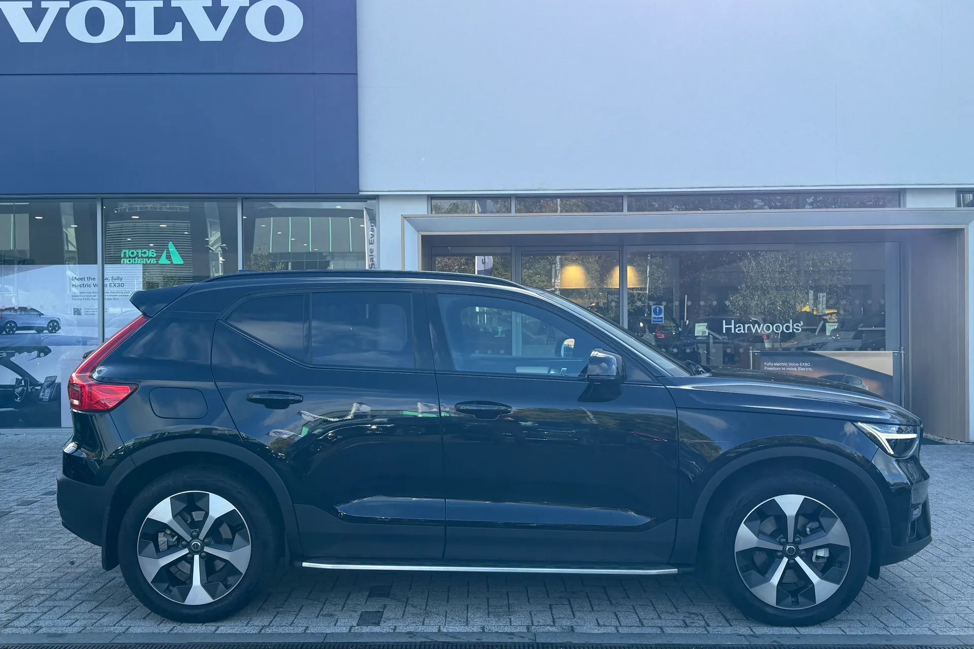 Volvo XC40 thumbnail image number 2