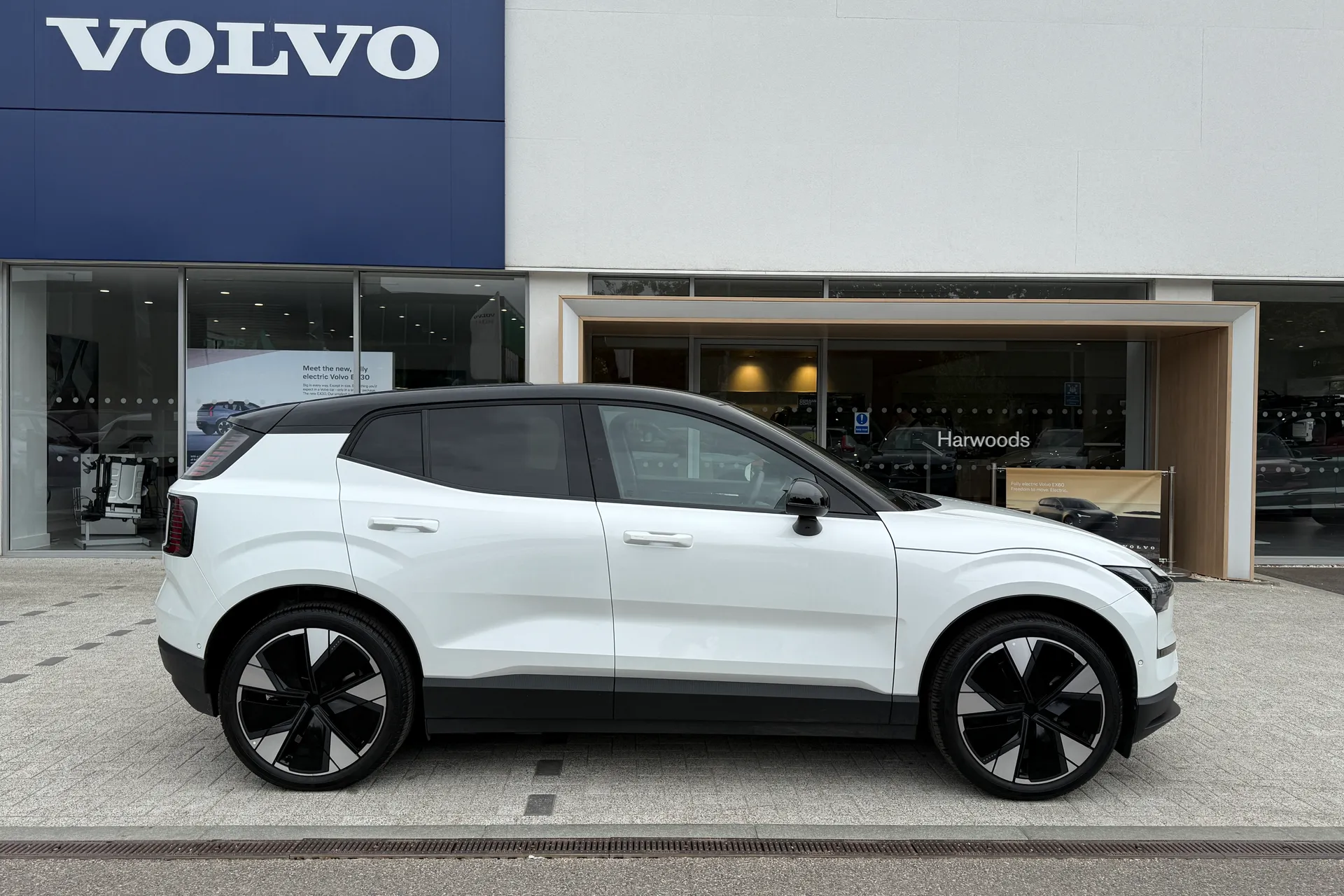 Volvo EX30 thumbnail image number 2