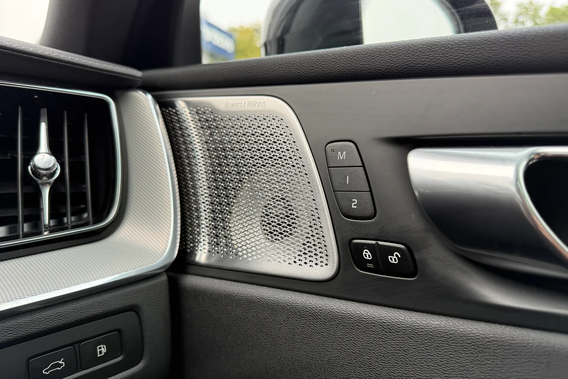Volvo XC60 thumbnail image number 43