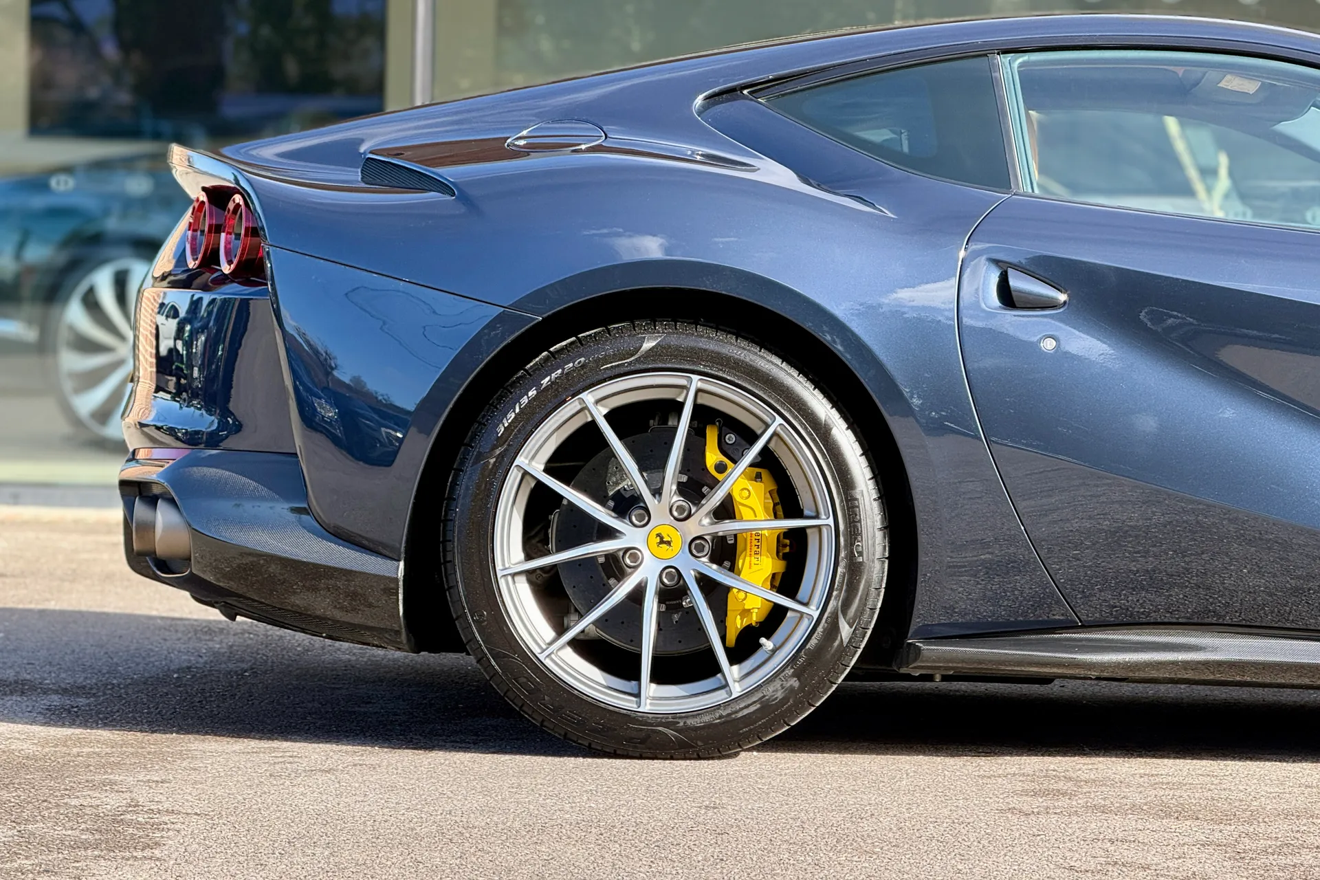 FERRARI 812 SUPERFAST thumbnail image number 16