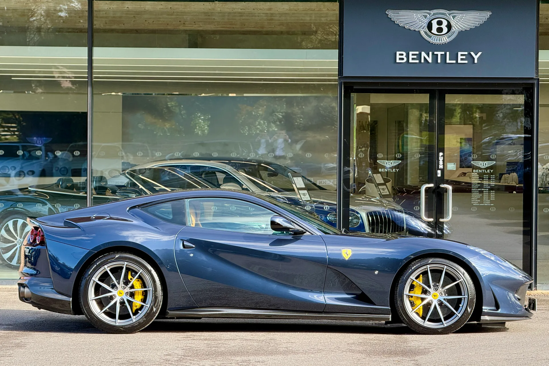 FERRARI 812 SUPERFAST thumbnail image number 2