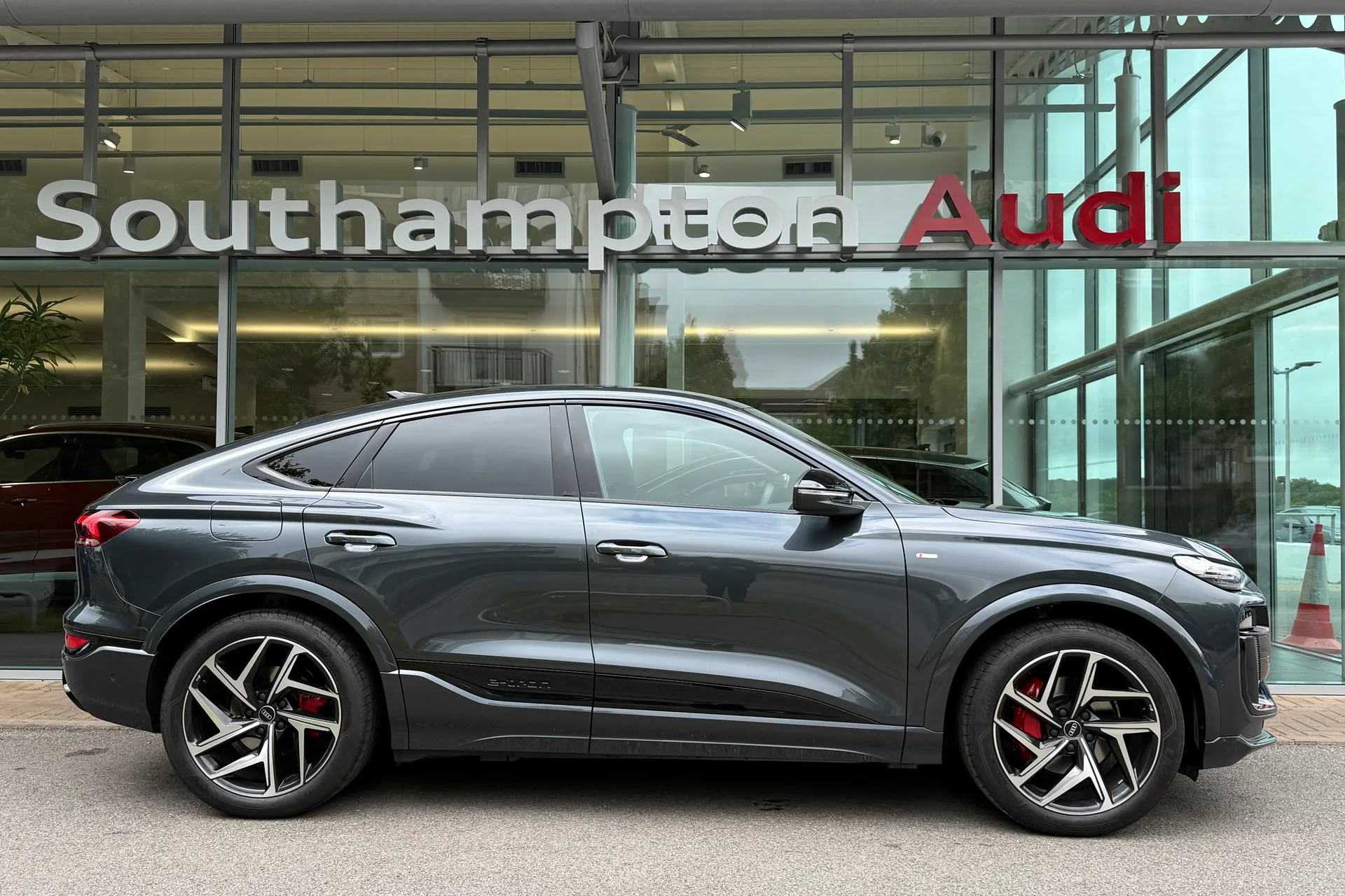 Audi Q6 thumbnail image number 2