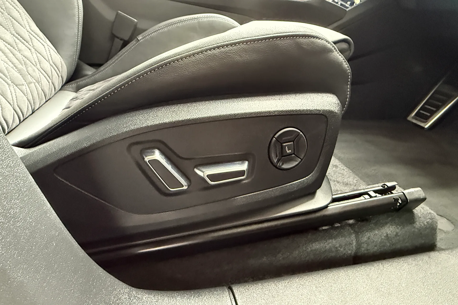 Audi Q6 thumbnail image number 10