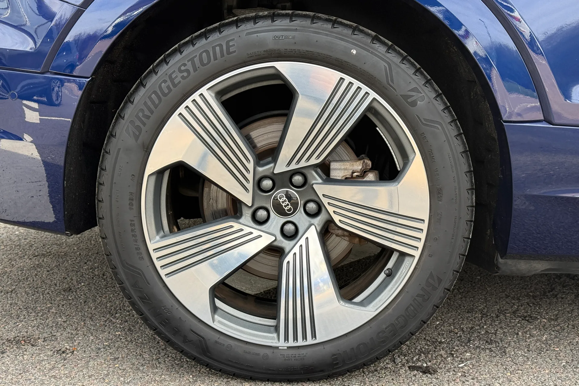 Audi e-tron thumbnail image number 30