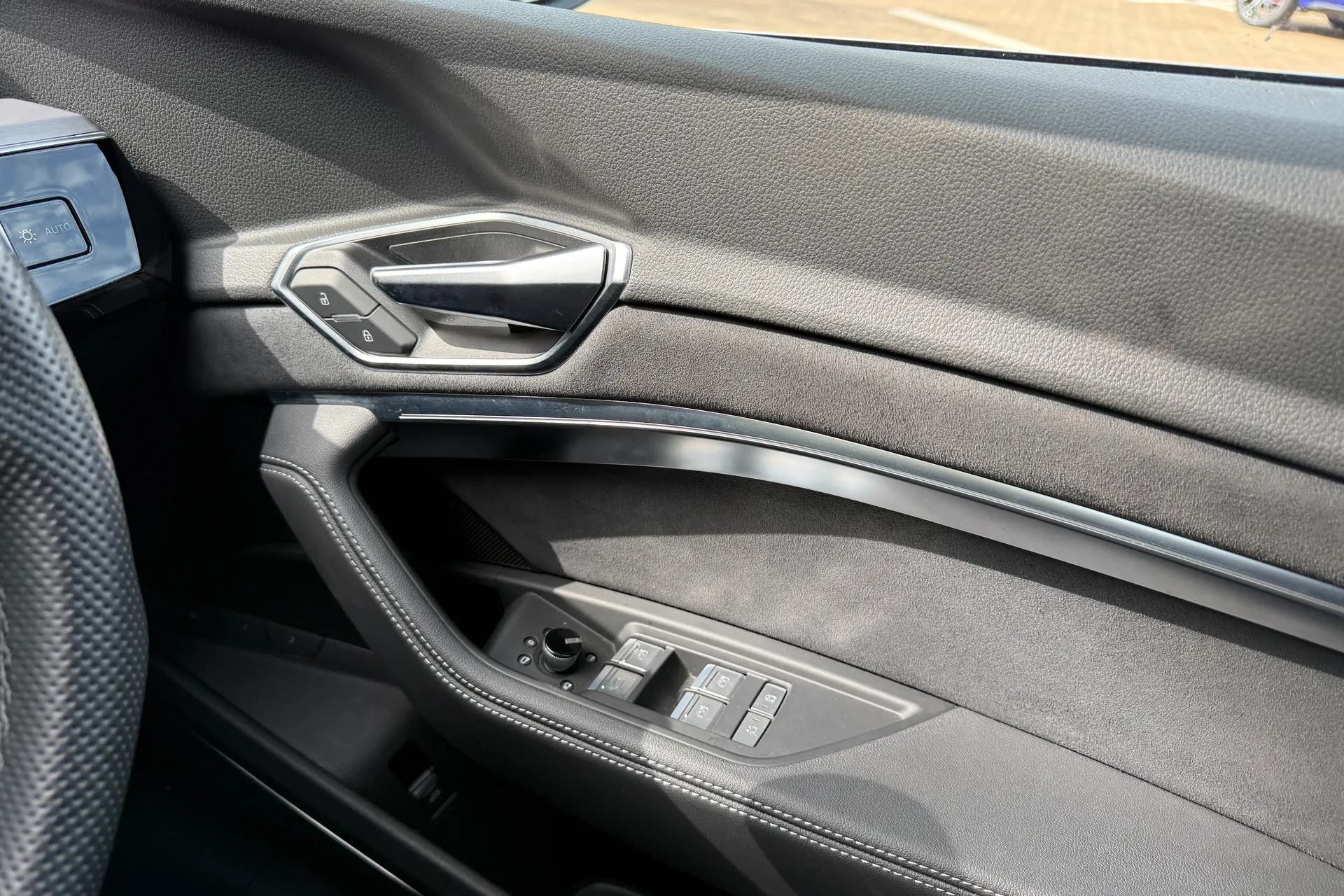 Audi e-tron thumbnail image number 23