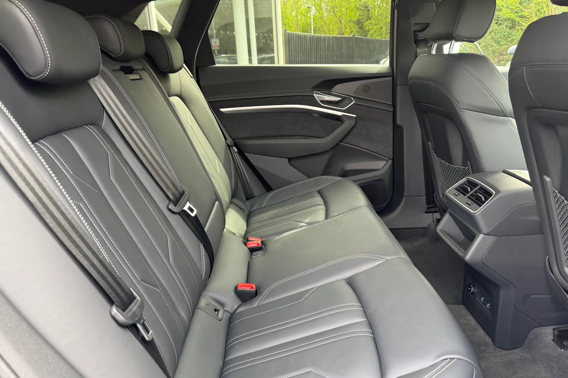 Audi e-tron thumbnail image number 32