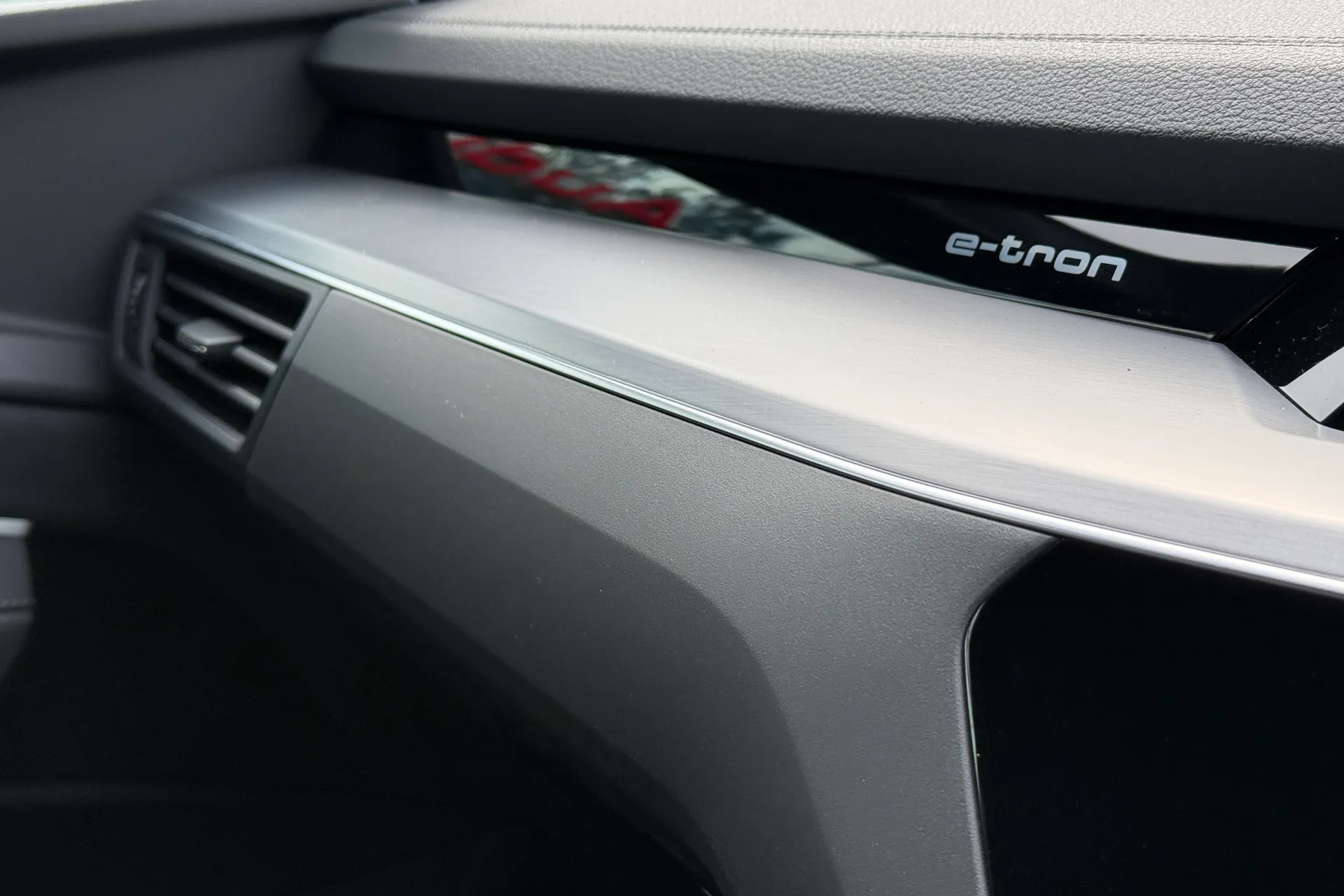 Audi e-tron thumbnail image number 14