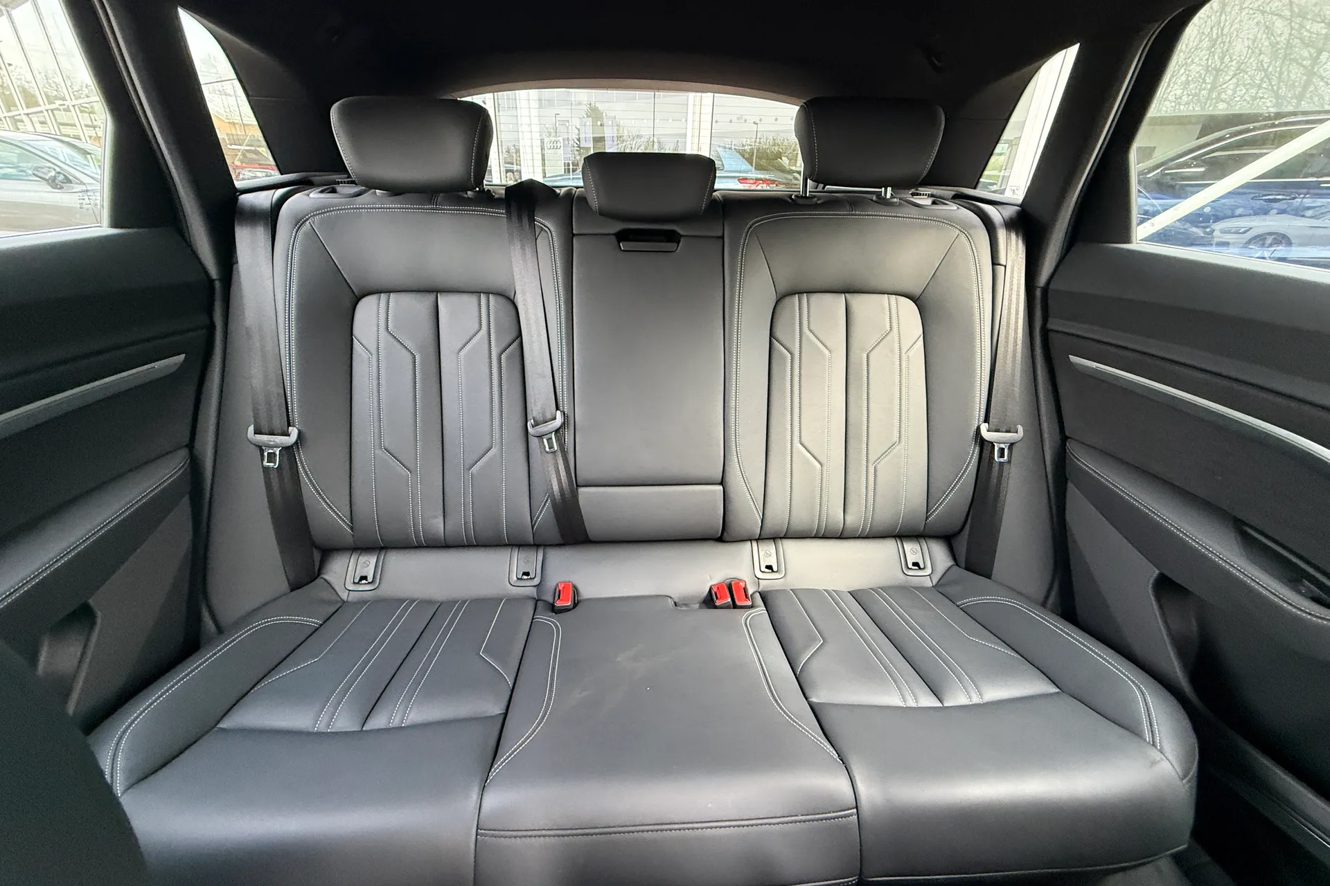 Audi e-tron thumbnail image number 16