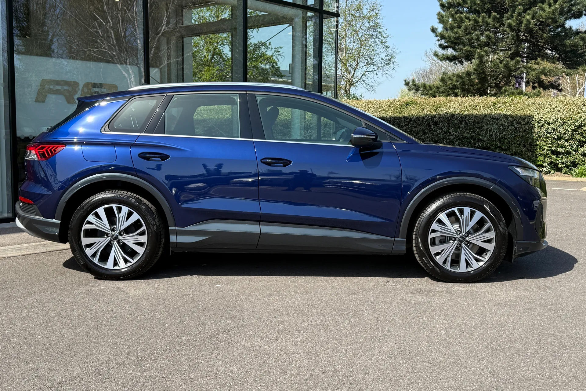 Audi Q4 e-tron thumbnail image number 2