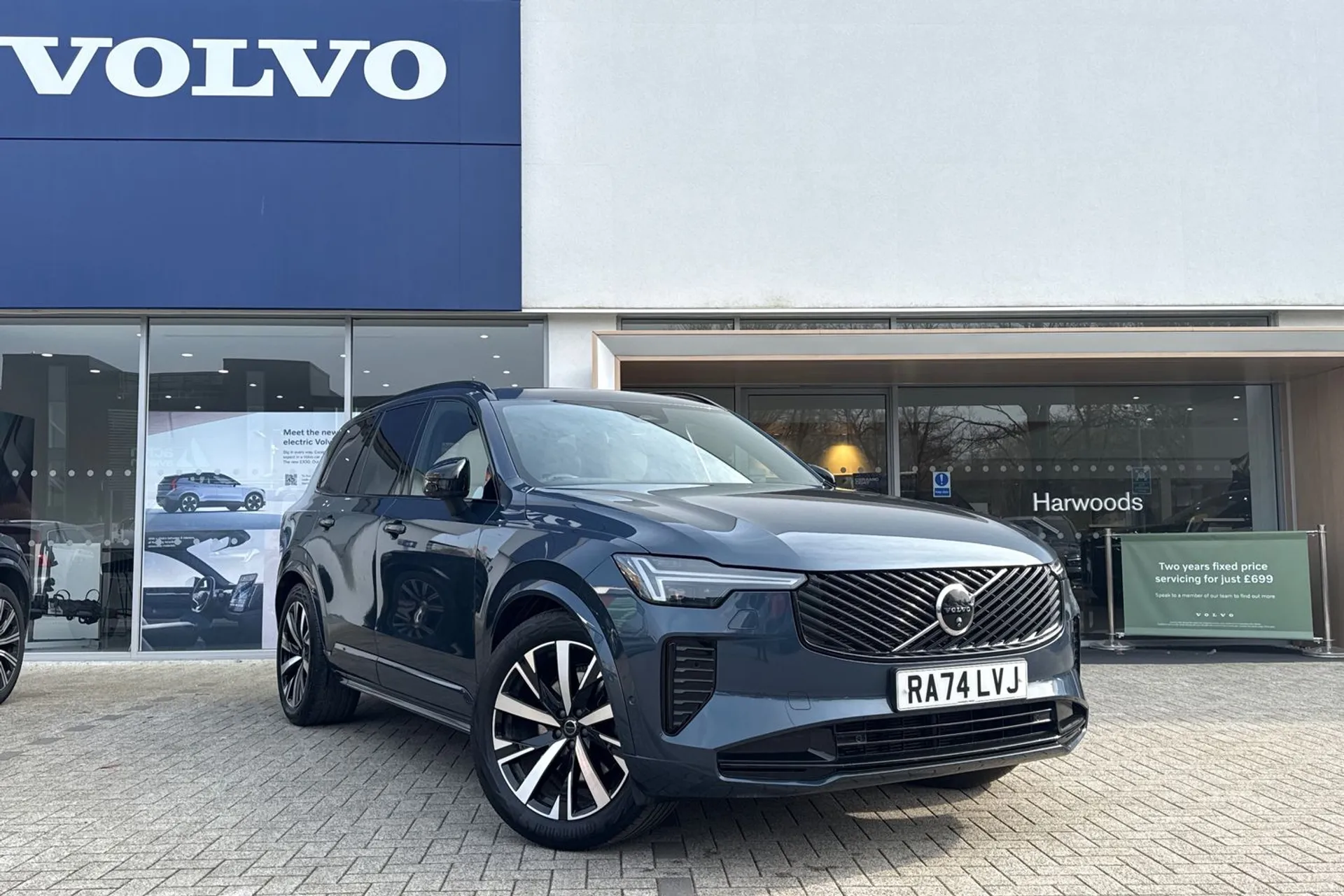 Volvo XC90 focused image