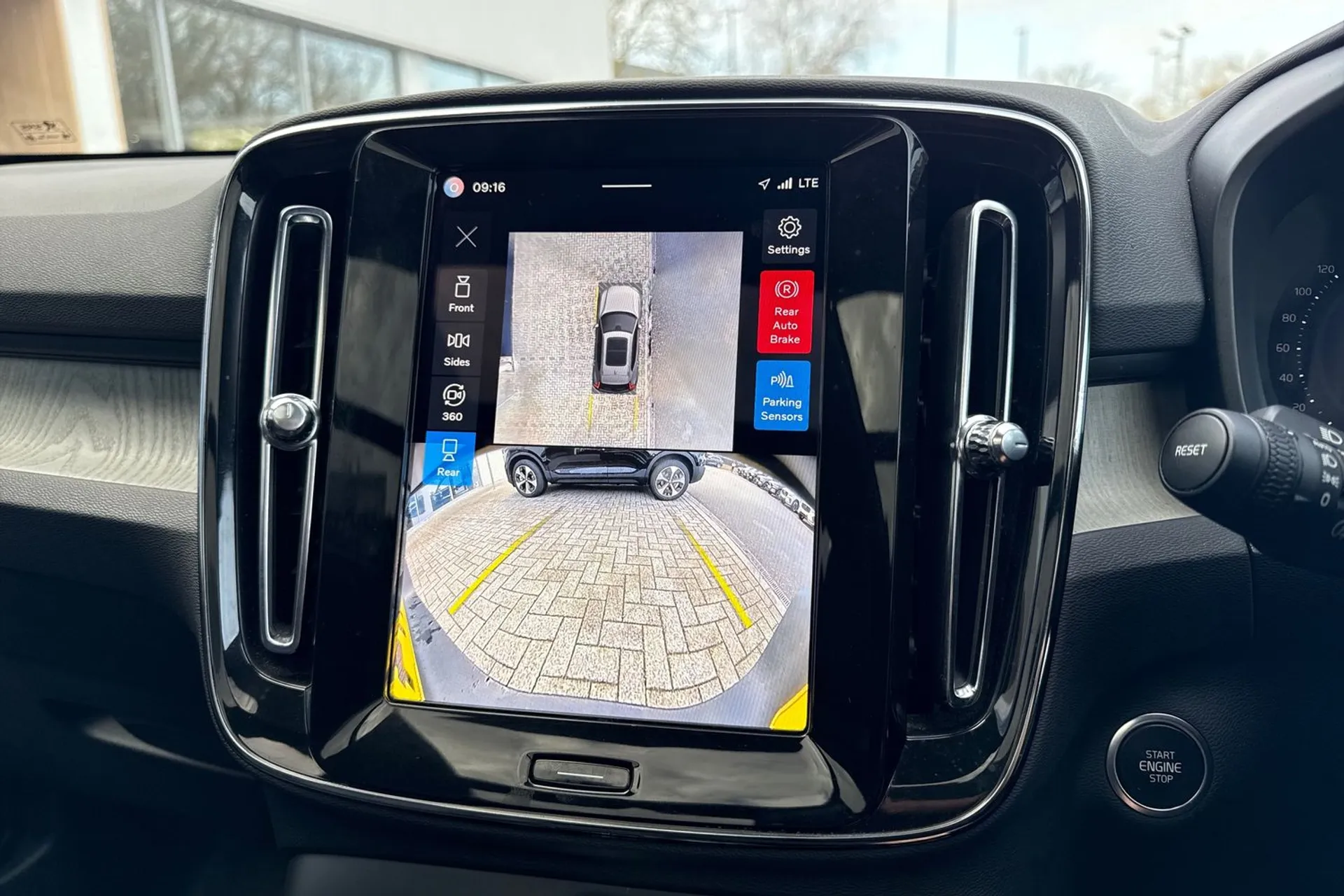 Volvo XC40 thumbnail image number 4