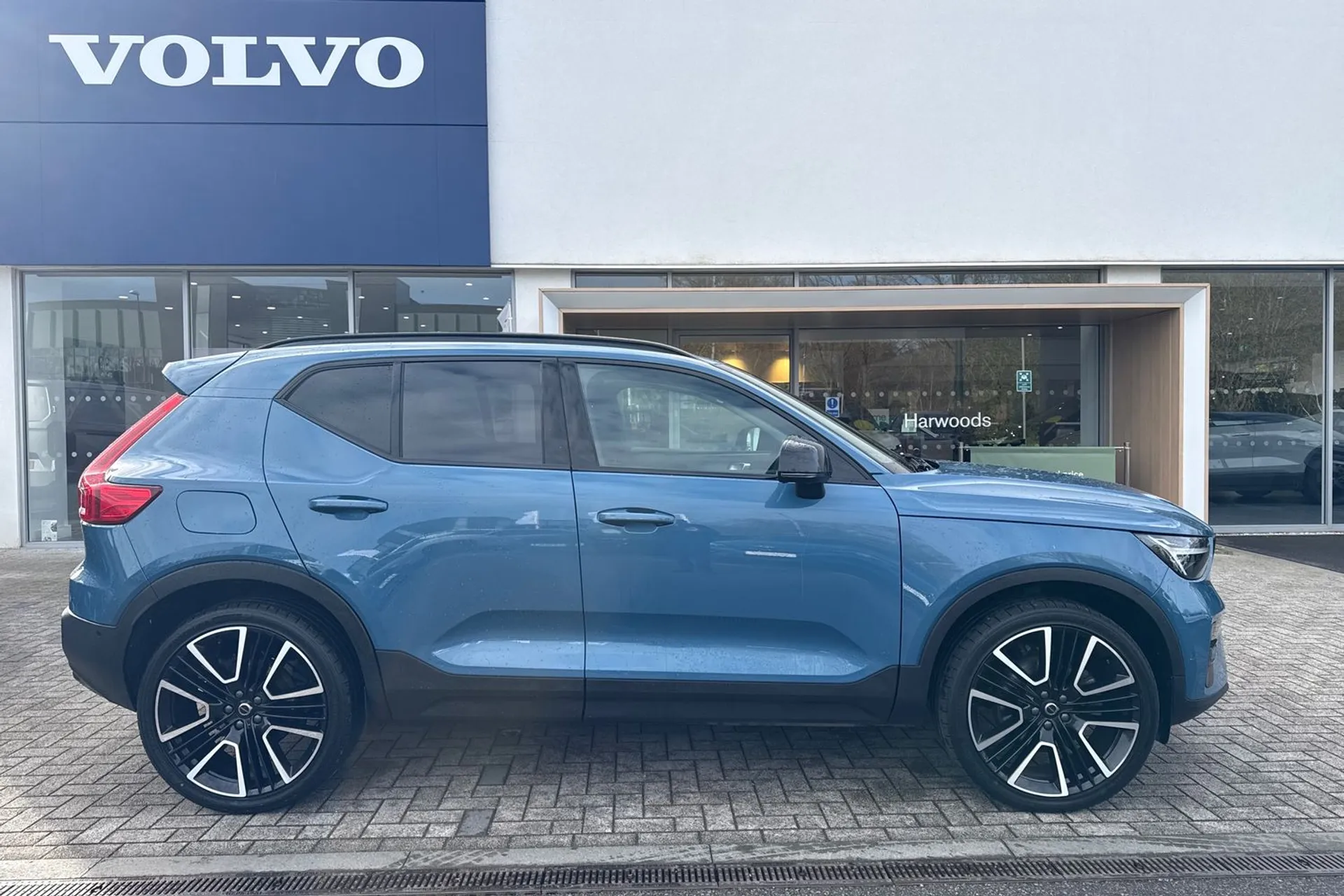 Volvo XC40 thumbnail image number 2