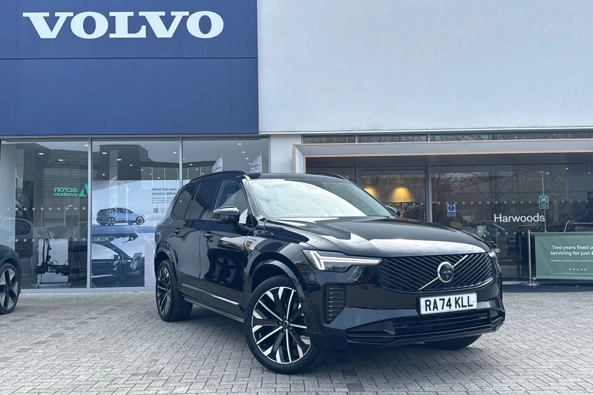 Volvo XC90 focused image