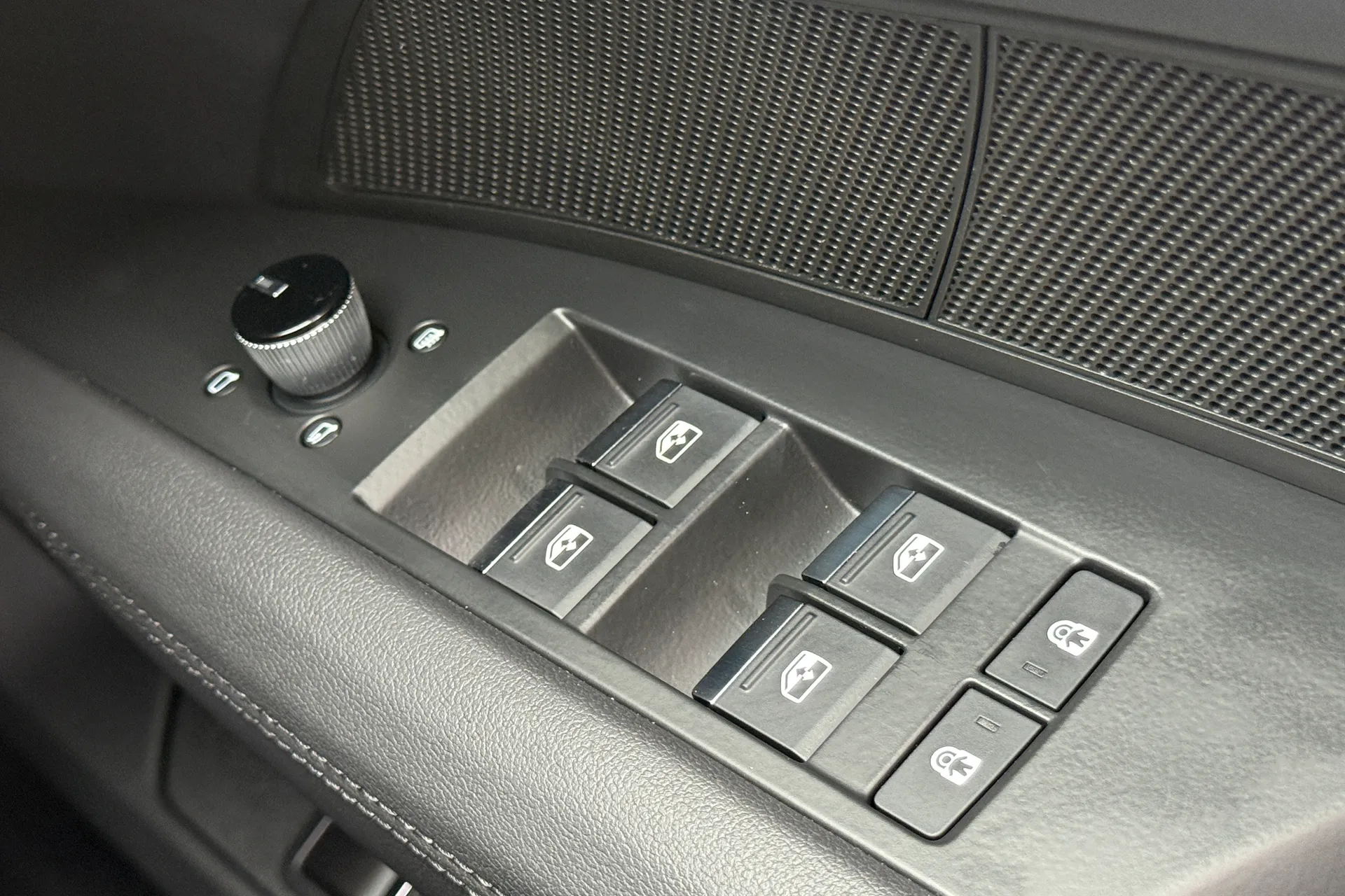 Audi e-tron GT thumbnail image number 22